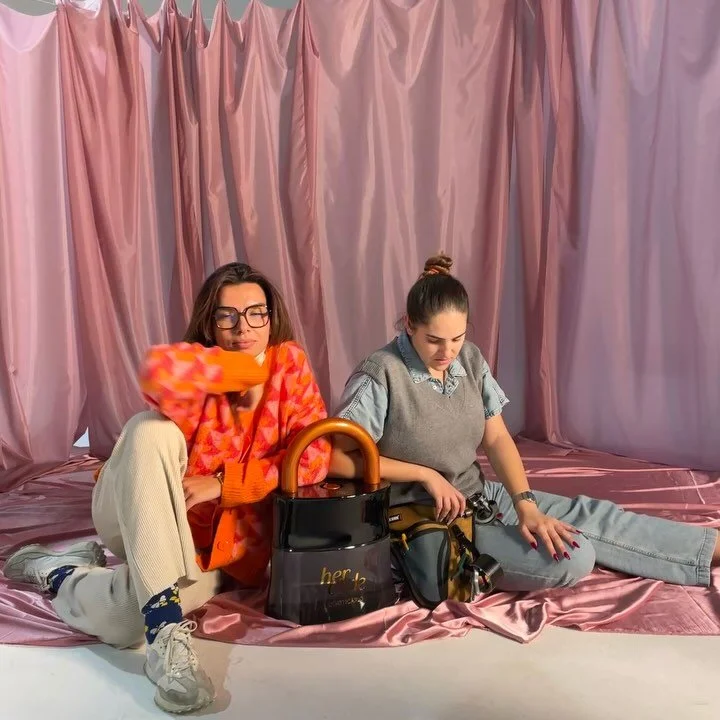 Our dinamic: me never ready for a pic, her being a total model

Shooting for Botic&aacute;rio Brazil &lsquo;her code&rsquo;