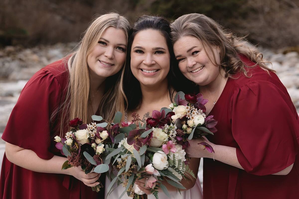 the most beautiful bride &amp; bridesmaids 🌺 

#elopementphotographer #bcelopementphotographer #bcweddingphotographer #bridalpartyphotography