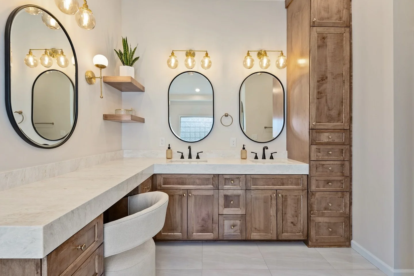 Every detail in this dream bathroom was intentional ✨
▫️ Sealed brass lighting
▫️ Cocoa Canvas shower tile
▫️ Arched shower entry
▫️ Multiple shower heads
▫️ Black plumbing fixtures
▫️ Fallen Cypress cabinets
▫️ Drift Sand countertops
#RenovatingKC #