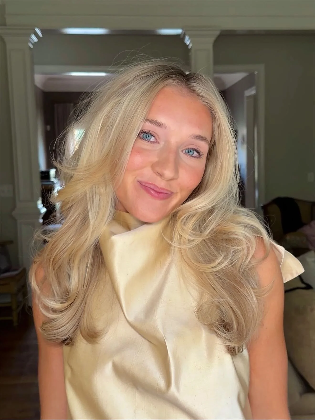 Angel bride @_ellensimmons on the night before her wedding!🕊️🕊️ 
Hair by me,
Makeup by @kelliebradley.mua 💄
•
•
•
#rehearsaldinnerhair #birminghamalhairstylist #blowoutstyles #blowouts #bridalhairandmakeup #bridalhairstyling #ala