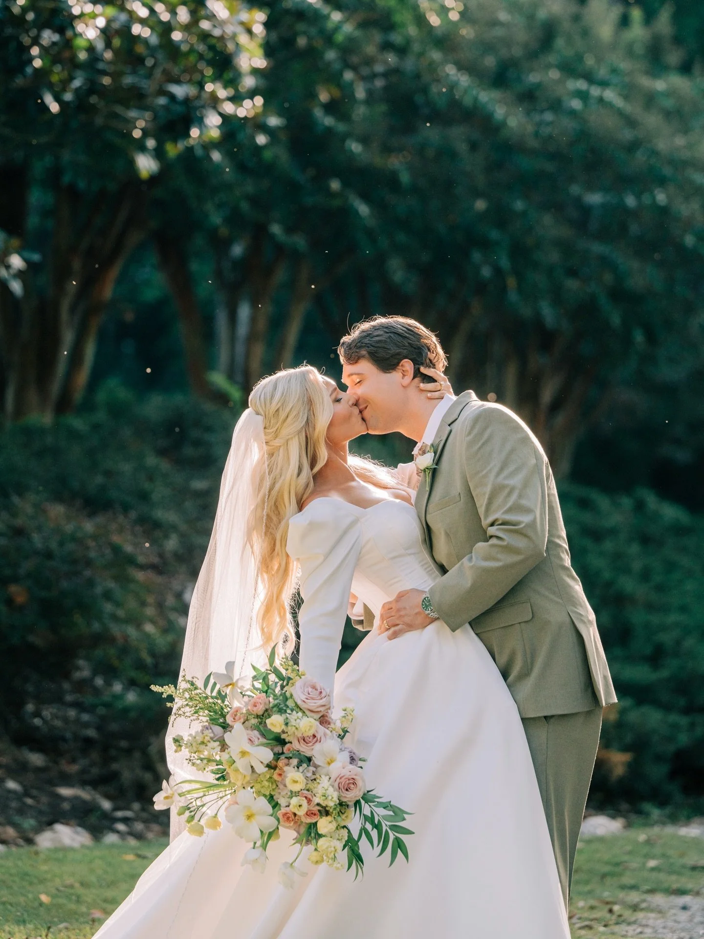 Stepping into the garden on her wedding day🕊️🍃🌸

@viccs_secret 
💄 @dolledupbydora 
📸 @kristasuzannephotography 
@pheasantcoveatbrookside 

____
#alabamaweddings #alabamahairstylist #luxurybridalhair #halfuphalfdownhair #weddinghairinspo