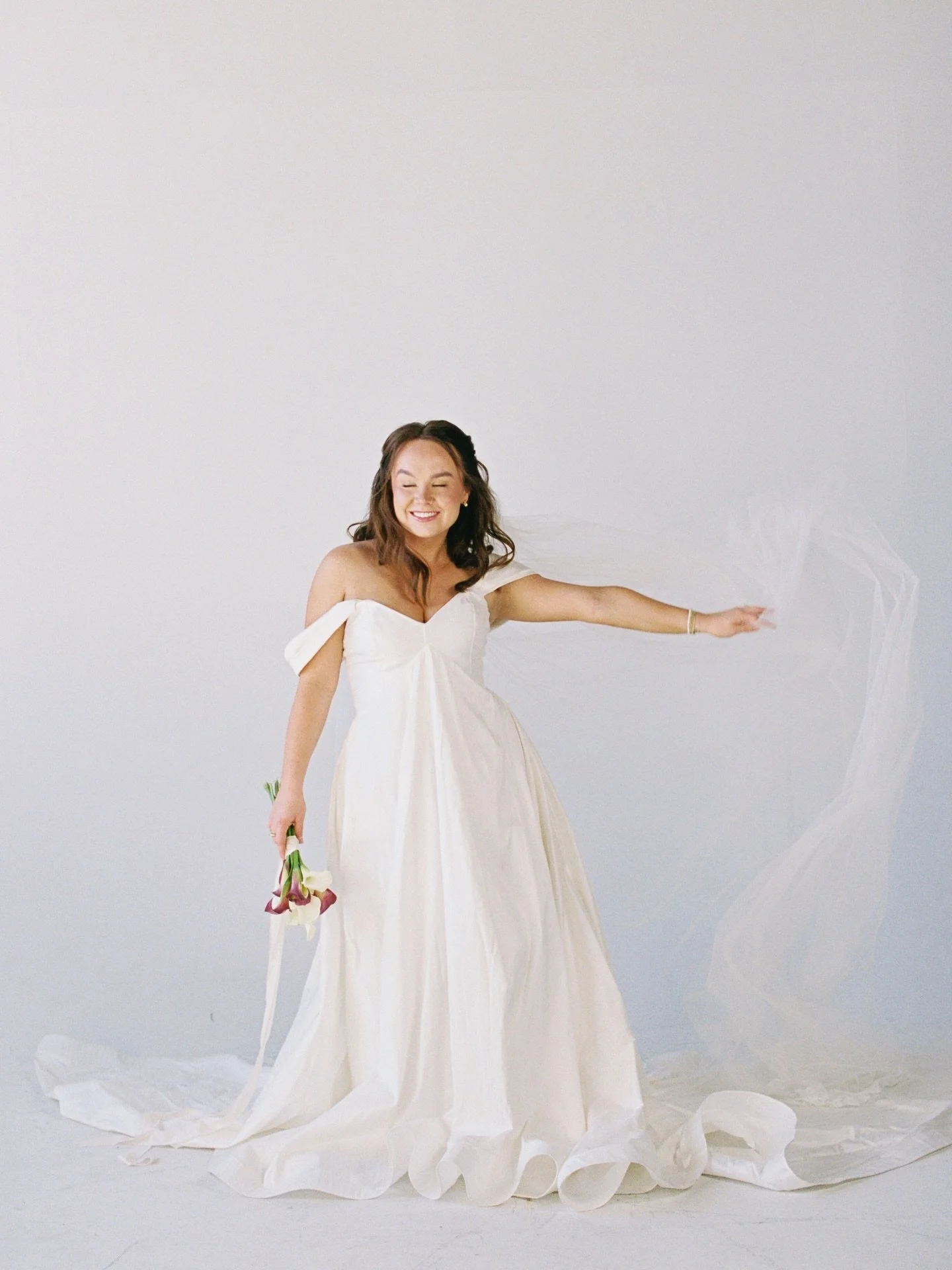 Bridal portraits that feel straight out of a scrapbook🤎 Natural, effortless, voluminous, and jumping-on-the-couch approved hair was the mission ;) 

Captured perfectly by @abbyleephotog 📸

____
#bridalportraits #bridalhairstyling #alabamabride #ala