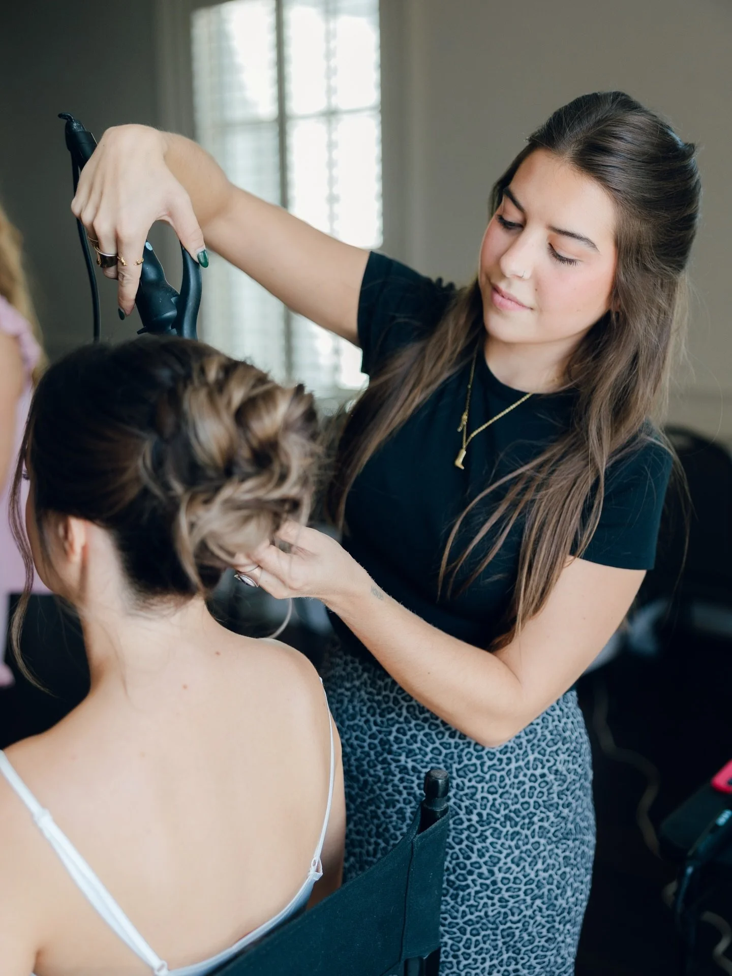 A sunny morning well spent with @sydneymburris and her sweet gals on wedding day🍾👰🏻&zwj;♀️

MU: @be_loved_beauty_ 🤍

_____
#birminghamwedding #birminghamhair #springweddings #highupdo #alabamahairstylist
