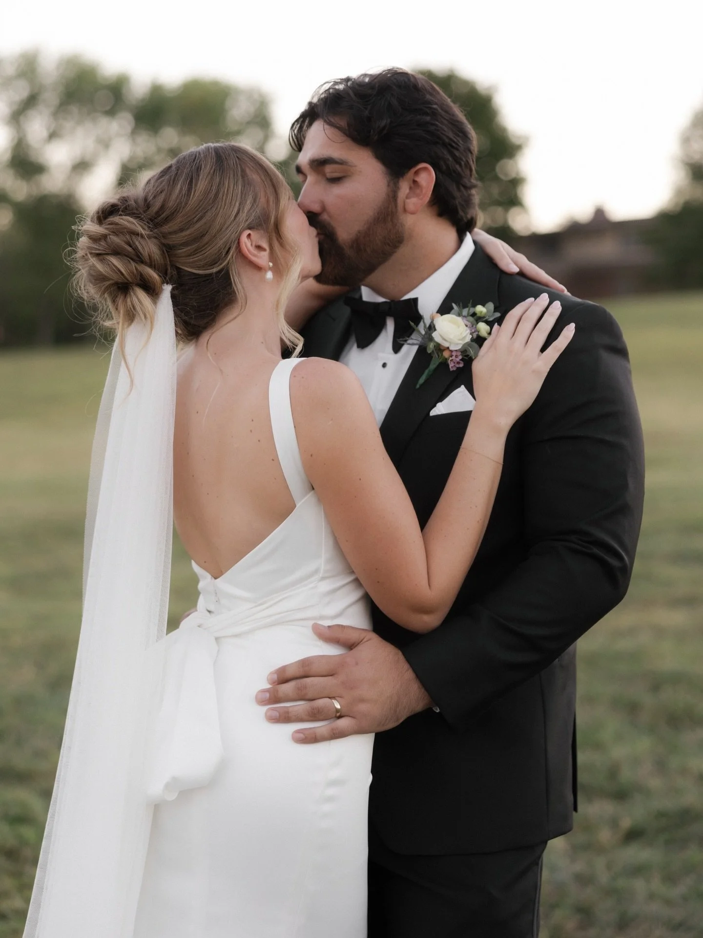 Walking down the steps of your parents&rsquo; house to your loveee🥹 and getting married in your front yard! in front of all your favorite people! How dreamy 🫶🏼

____
#tennesseehairstylist #destinationhairstylist #highupdo #bridalhairstyling #alaba