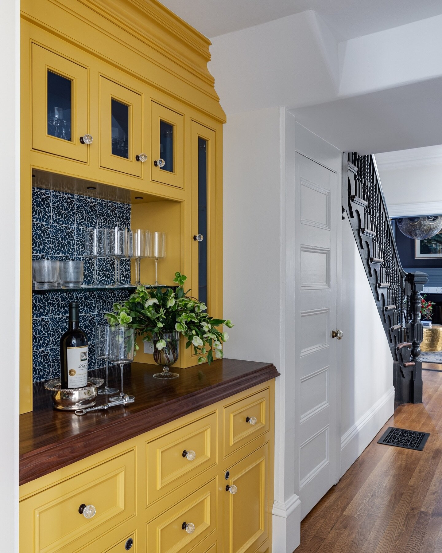 a burst of radiant color on the built in bar brings new meaning to happy hour 💫⁠
⁠
We love a good under-the-stairs bar - it&rsquo;s the perfect way to improve practicality, maximize a small space AND add allure to an unexpected area of the home. Che