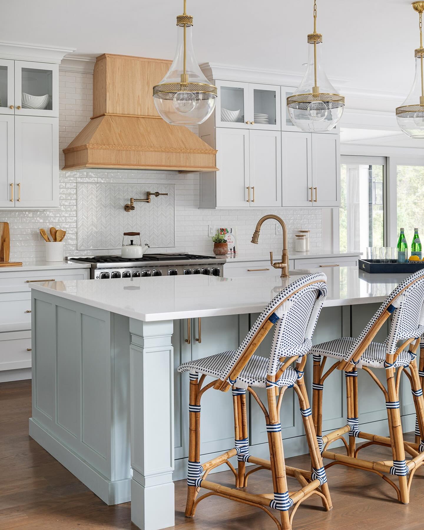 A bright, light &amp; clean to start the week featuring our Cedar Hill new build ✨️ ⁠
⁠
Design @blakelyinteriordesign // Builder: JMG Inc. // Architect: McGeorge Architecture⁠
⁠
#kitchens #whitekitchens #kitchendesign #newbuilds #coastalhome #coastal