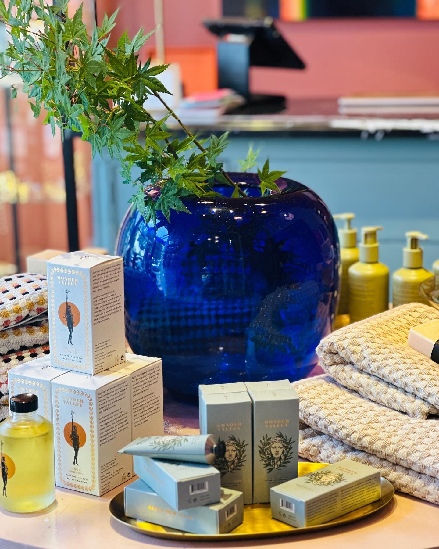 Loving this moment in the shop today. That killer cobalt blue vase highlights  @wondervalley products like a marriage made in self care heaven
