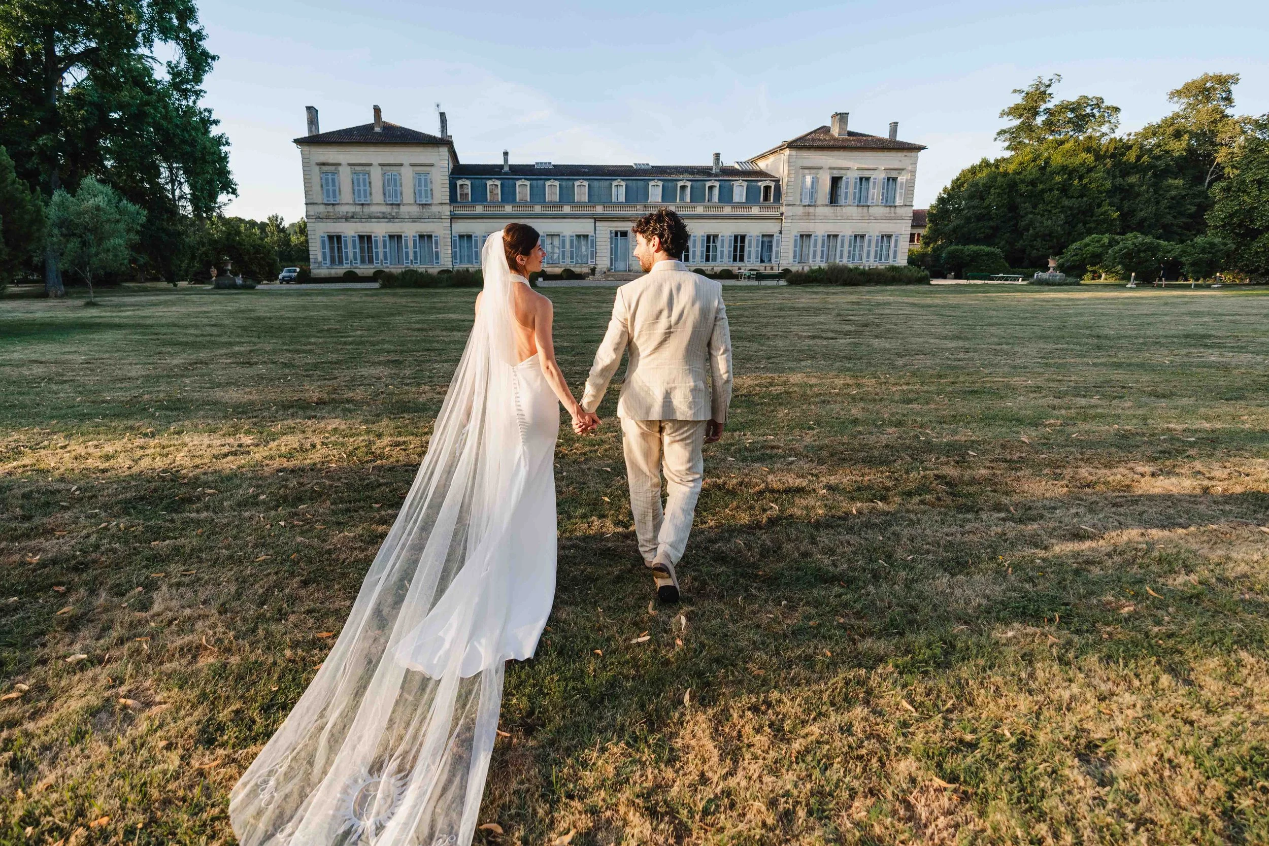 Une belle journée d’été au Chateau Saint Denis avec des mariés rayonnants