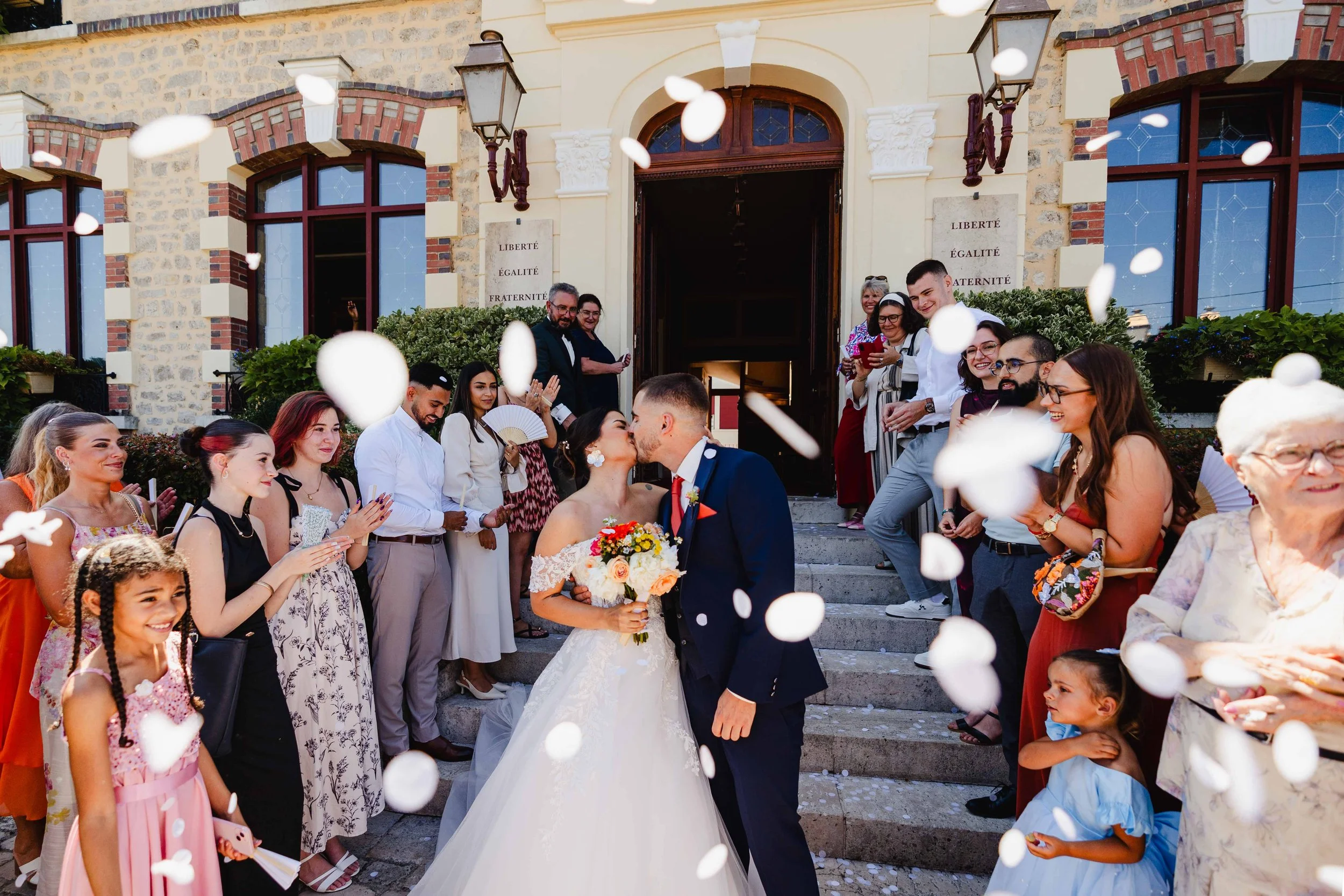 Mariés heureux devant la mairie de Bagneux Sur Loing