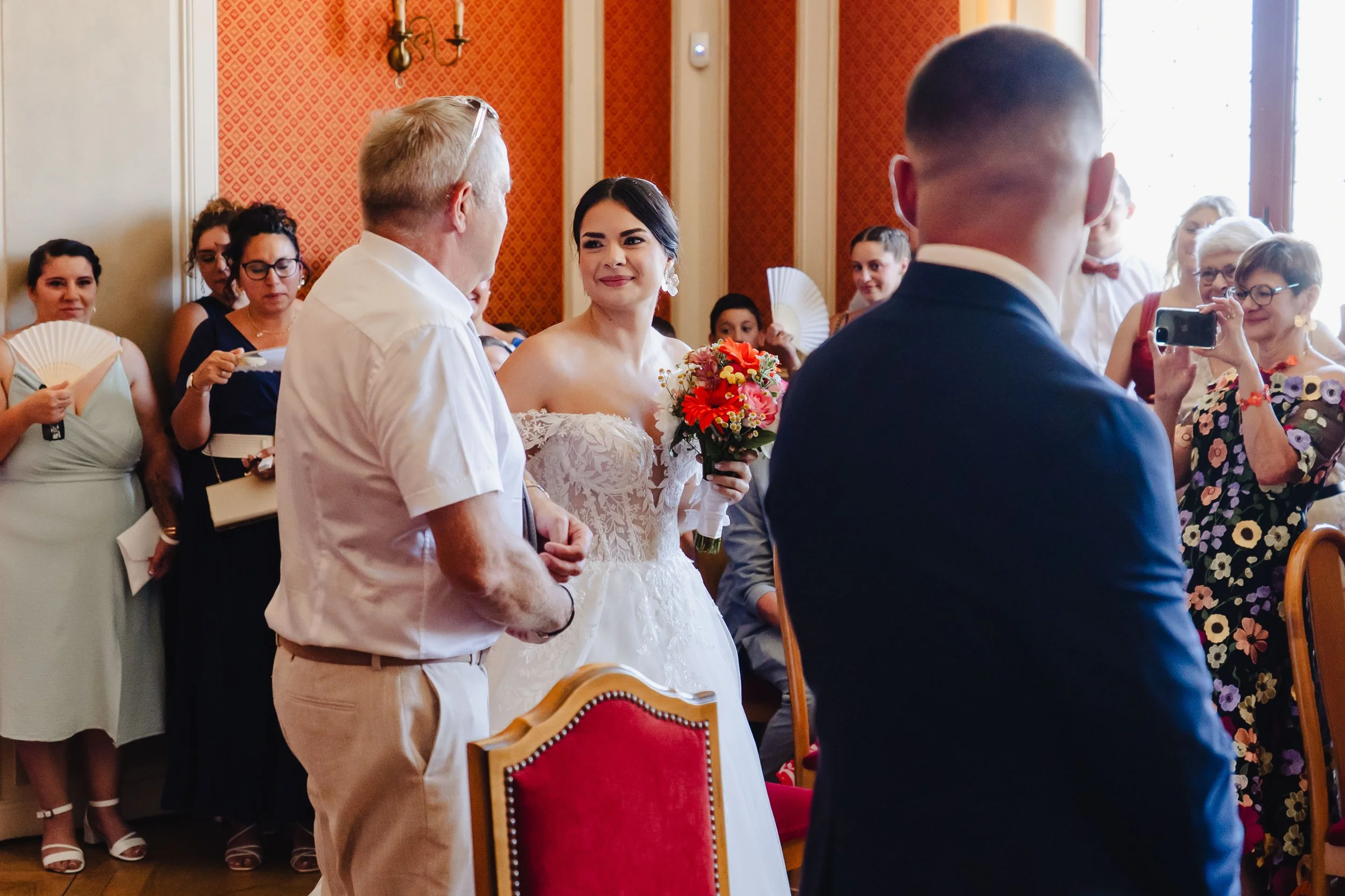 REgards père fille à la mairie de Bagneux Sur Loing lors d'un mariage 