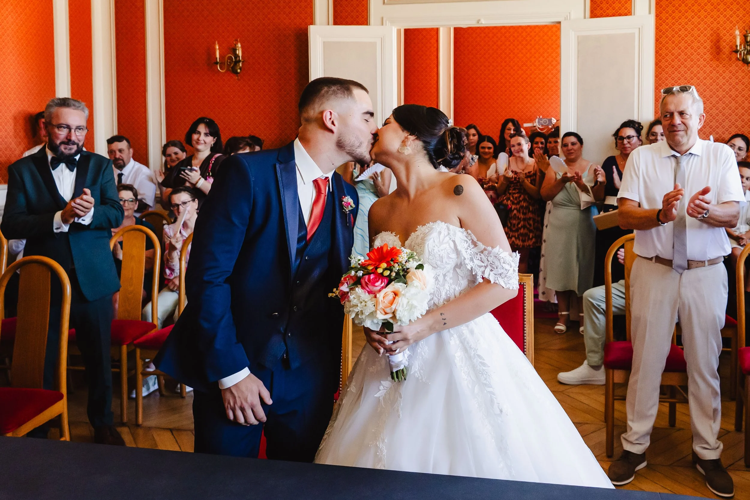 Mariés s'embrassant à la mairie de Bagneux Sur Loing