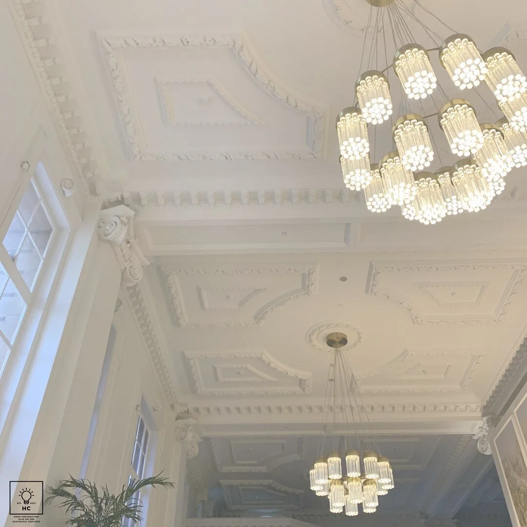 Feature pieces! 💎 Who doesn&rsquo;t like a good old chandelier?