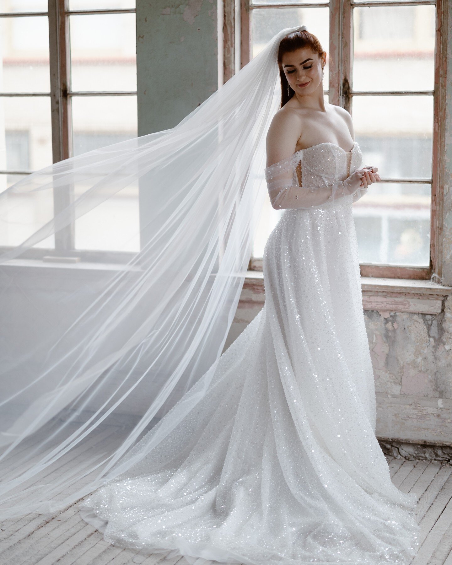 ✨THE BRIDE ✨ So incredibly happy with how these photos came out. I love the contrast between light and airy and dark and moody. Scroll to the end to see one of my favorite moody photos 😍
.
.
.
#theruinsastoria #astoriaweddings #theruins #oregoncoast