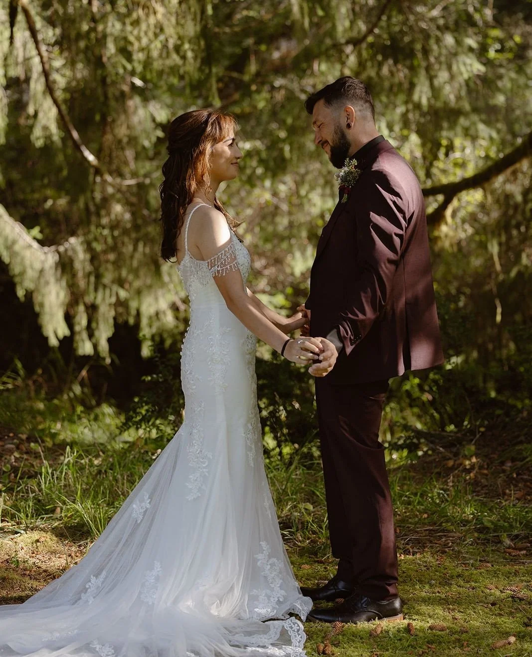 So you want to elope in Washington but you&rsquo;re only available in the winter. Well I have good news for you! Olympic National Park is largely accessible year round. There is a ski area in the mountains, so the road to Hurricane Ridge is plowed, a