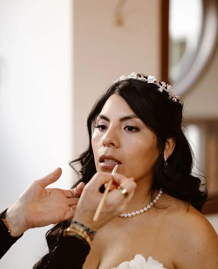 How long does hair and makeup take for a wedding? Well, the answer is it depends! The hair style or the makeup you want for your wedding will greatly affect the time it takes to get ready.⁠
⁠
But on average, it takes about 60-90 minutes for the bride