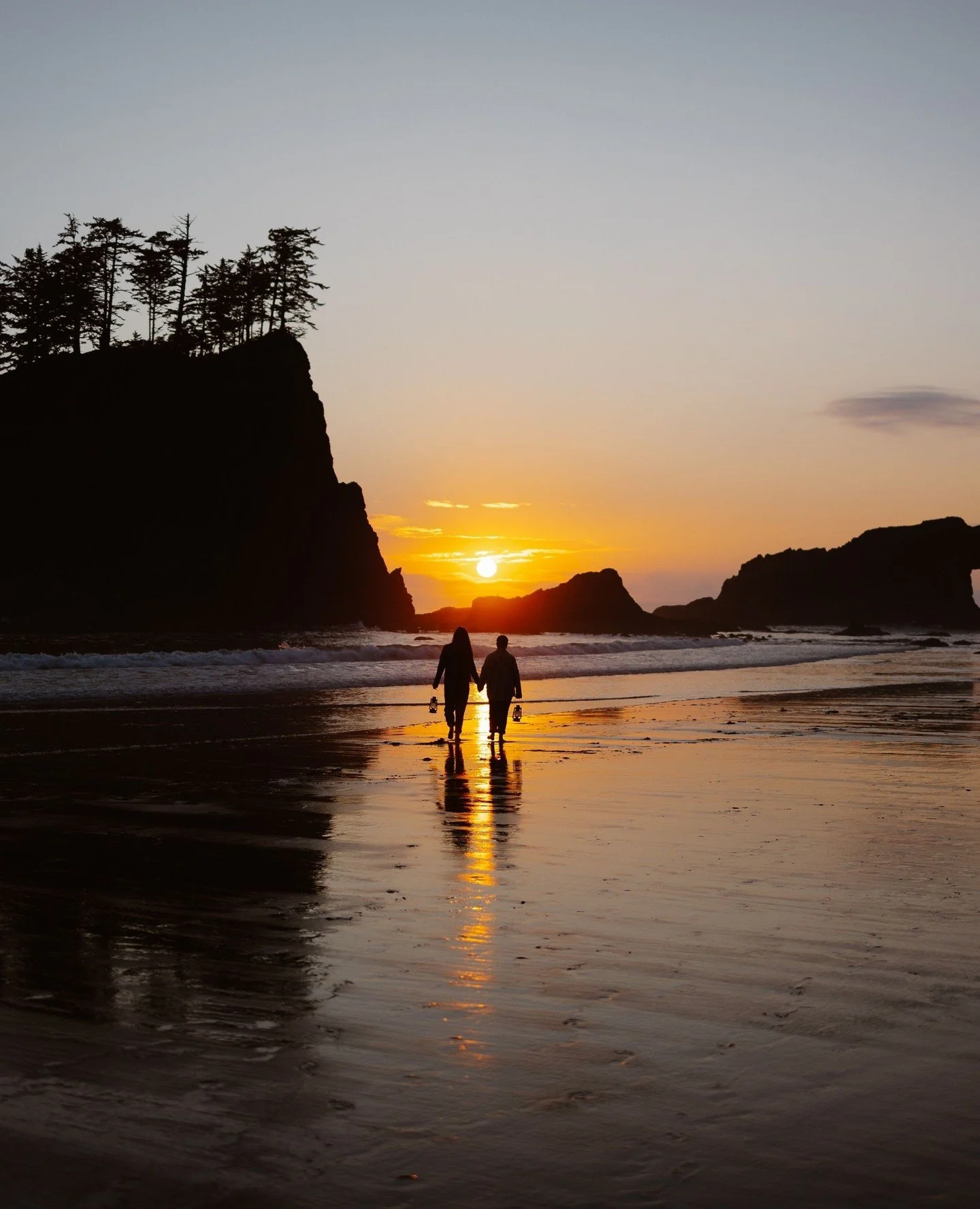 Benefits of eloping at sunset 👇⁠
⁠
One big decision when it comes to creating a timeline for your elopement timeline is what time of day you want to have your elopement ceremony and have your photos taken. Here are some benefits of eloping at sunset