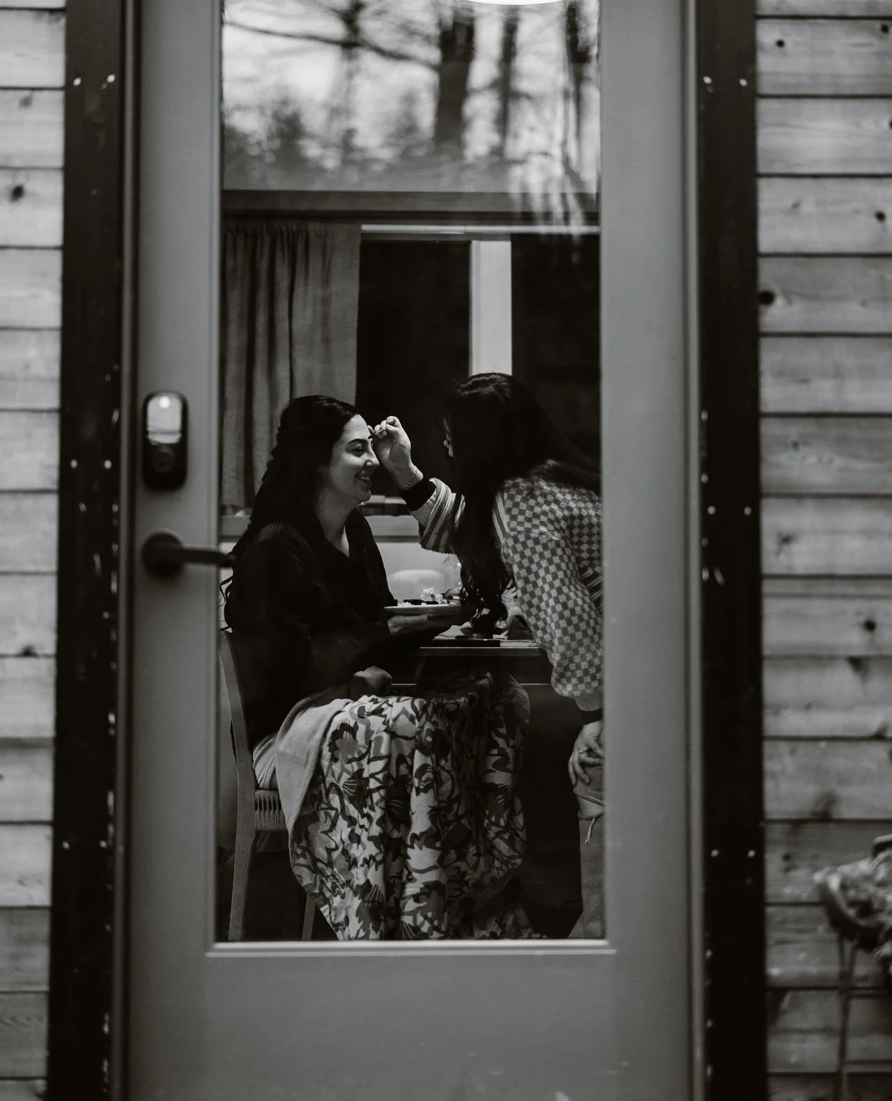 Should you hire a hair and makeup artist or do your own for your wedding or elopement? ⁠
⁠
I get it, everything is so expensive these days and whether you&rsquo;re planning a wedding or an elopement, there will be things you&rsquo;ll ask each other i