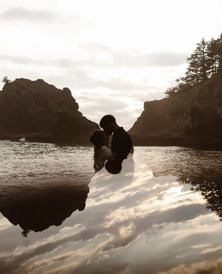 Dreaming of a coastal elopement? Then you definitely need to look at eloping on the Oregon coast in addition to the WA coast.⁠
⁠
Eloping in the Oregon Coast offers a truly enchanting experience for couples seeking a romantic, yet adventurous elopemen
