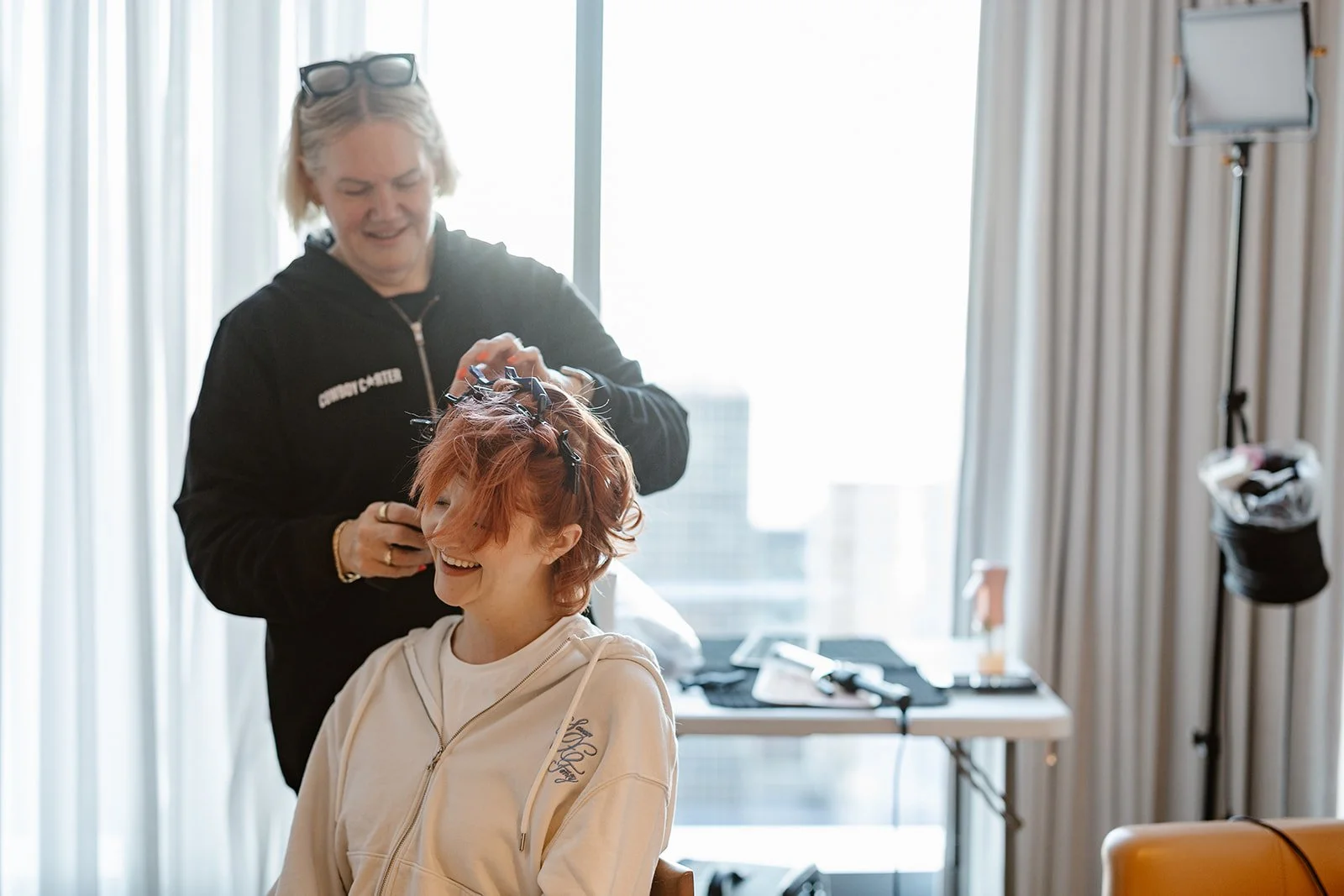 washington bride getting her hair and make up done