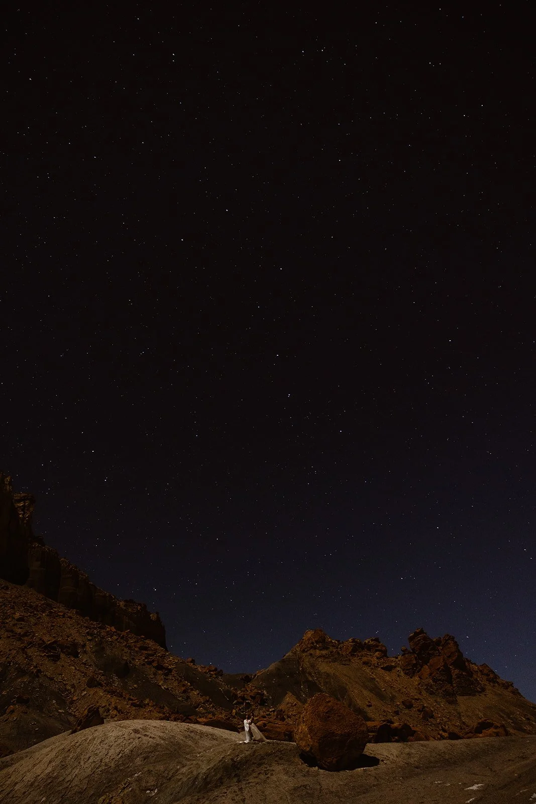 arizona elopement couple standing under the stars