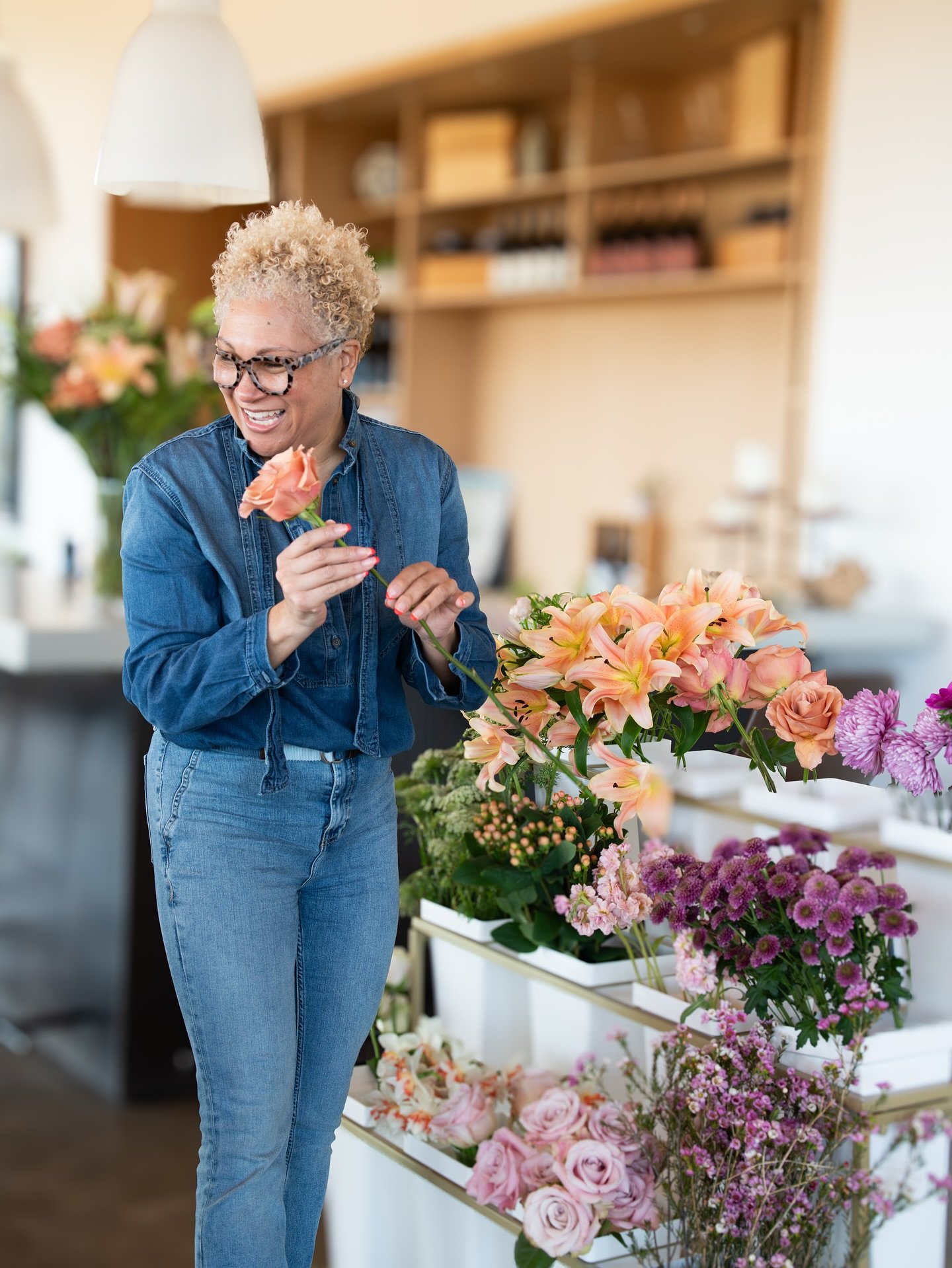 OUT OF OFFICE, playing with flowers&hellip;🌸 Bloom Together! Our floral design workshops offer a unique and engaging team-building experience that fosters collaboration, creativity, and communication. Working side-by-side, your team will learn the a