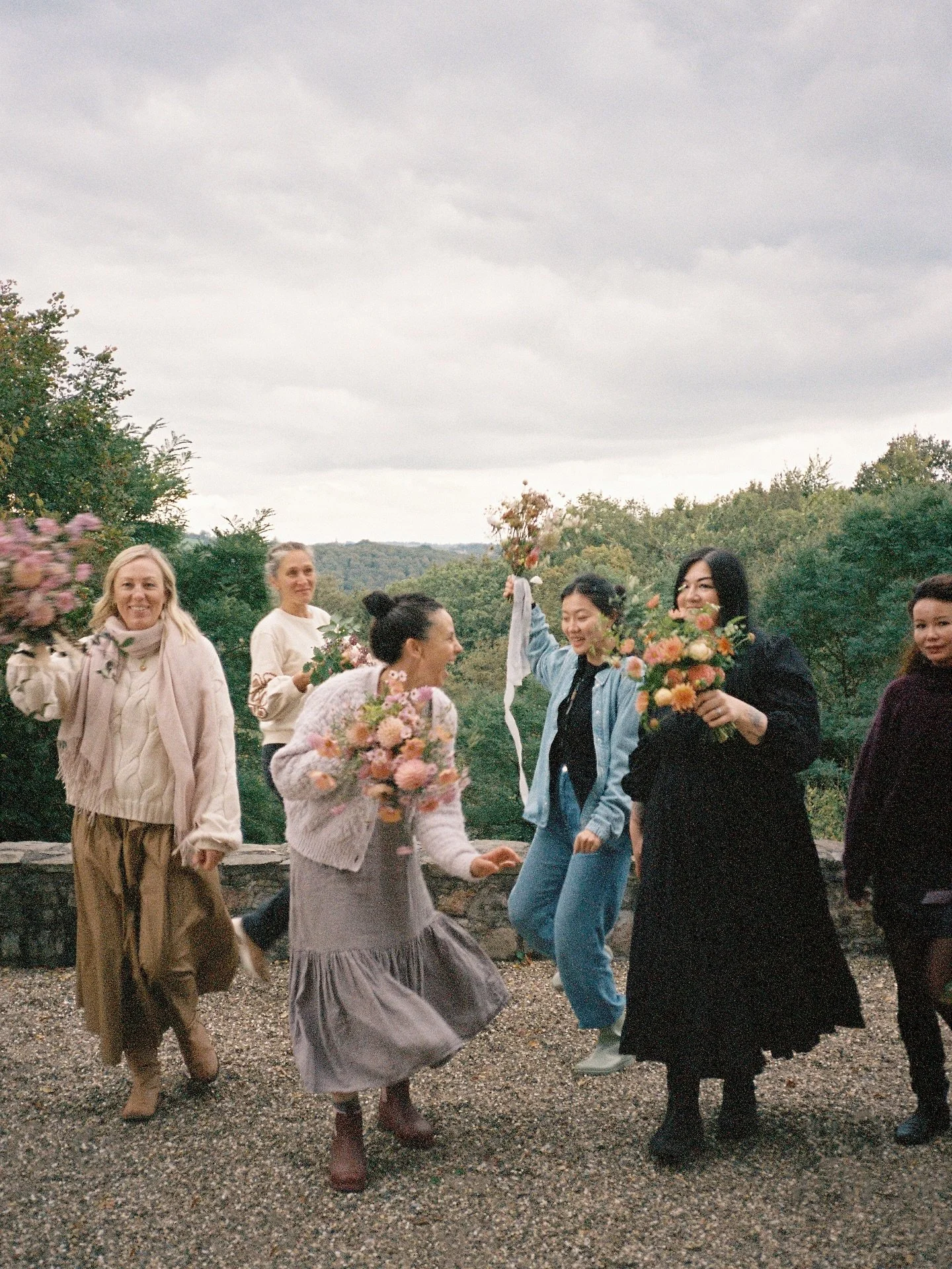 Feeling nostalgic! One year ago today was my last day of The Artist Retreat @fleuropean with Emily Avenson at Chateau Wodemont.

The setting was an absolute dream: the rolling hills of Belgium, surrounded by forest, and the gorgeous gardens and growi