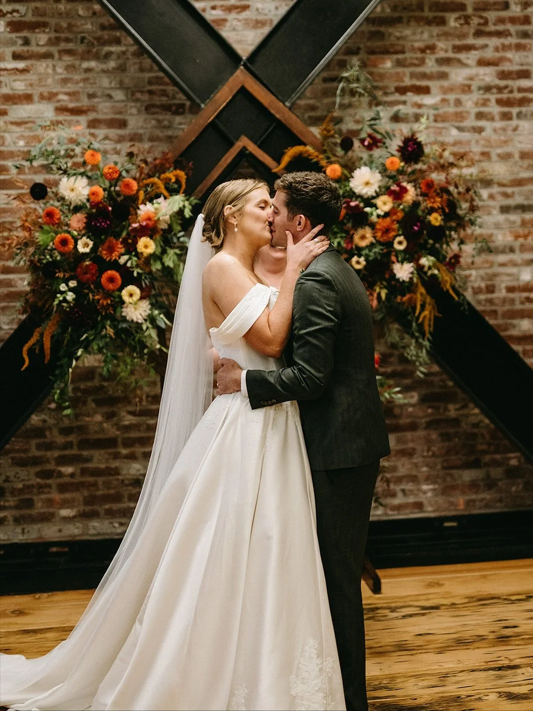 Introducing Carsen and Edward! 🧡 It was such a pleasure creating the florals for this gorgeous couple&rsquo;s perfect autumn wedding. Swipe through to see my favorite moment: the cake cutting! ✨

Photographer: @princessraya
Second photographer: @alf