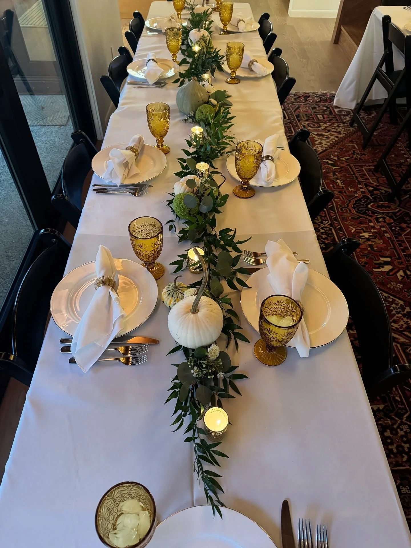 What a pleasure doing the tablescape design and florals for this 2nd-grade moms&rsquo; Friendsgiving gathering. 🍁 How special that these moms gather together to celebrate each other, have a few laughs, share stories, and get an evening away from bei