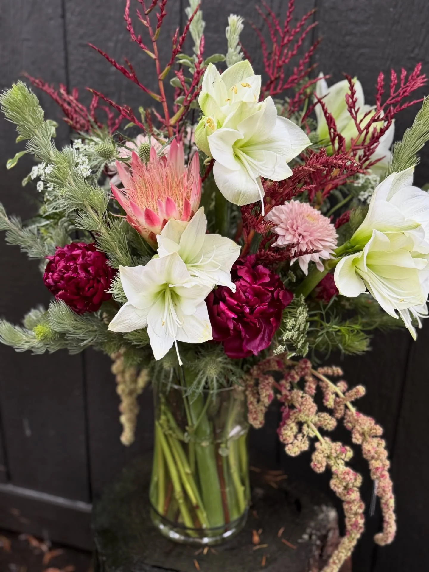 Featuring glamorous, beautiful seasonal amaryllis, these Friday flowers went out today to a December birthday girl and a festive holiday party. ✨

#holidayflowers #decemberflowers #amaryllisflower