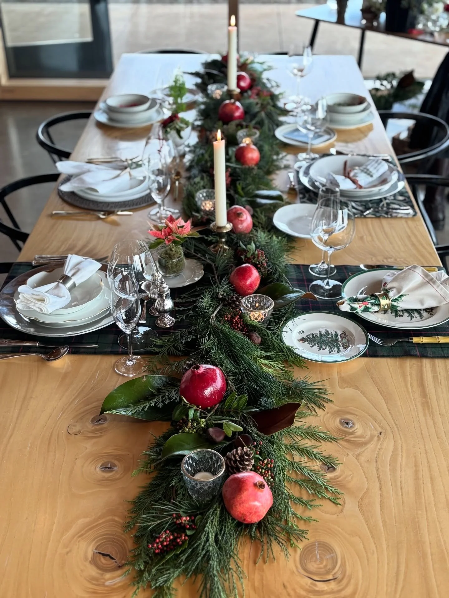 ✨ Holiday Magic &amp; Merry Tablescapes! ✨

Last weekend I collaborated with @jocelynstuart.style and @langoloestate to host a Holiday Tablescapes Workshop and it was pure joy! It was the perfect blend of connection, creativity, and delicious treats&