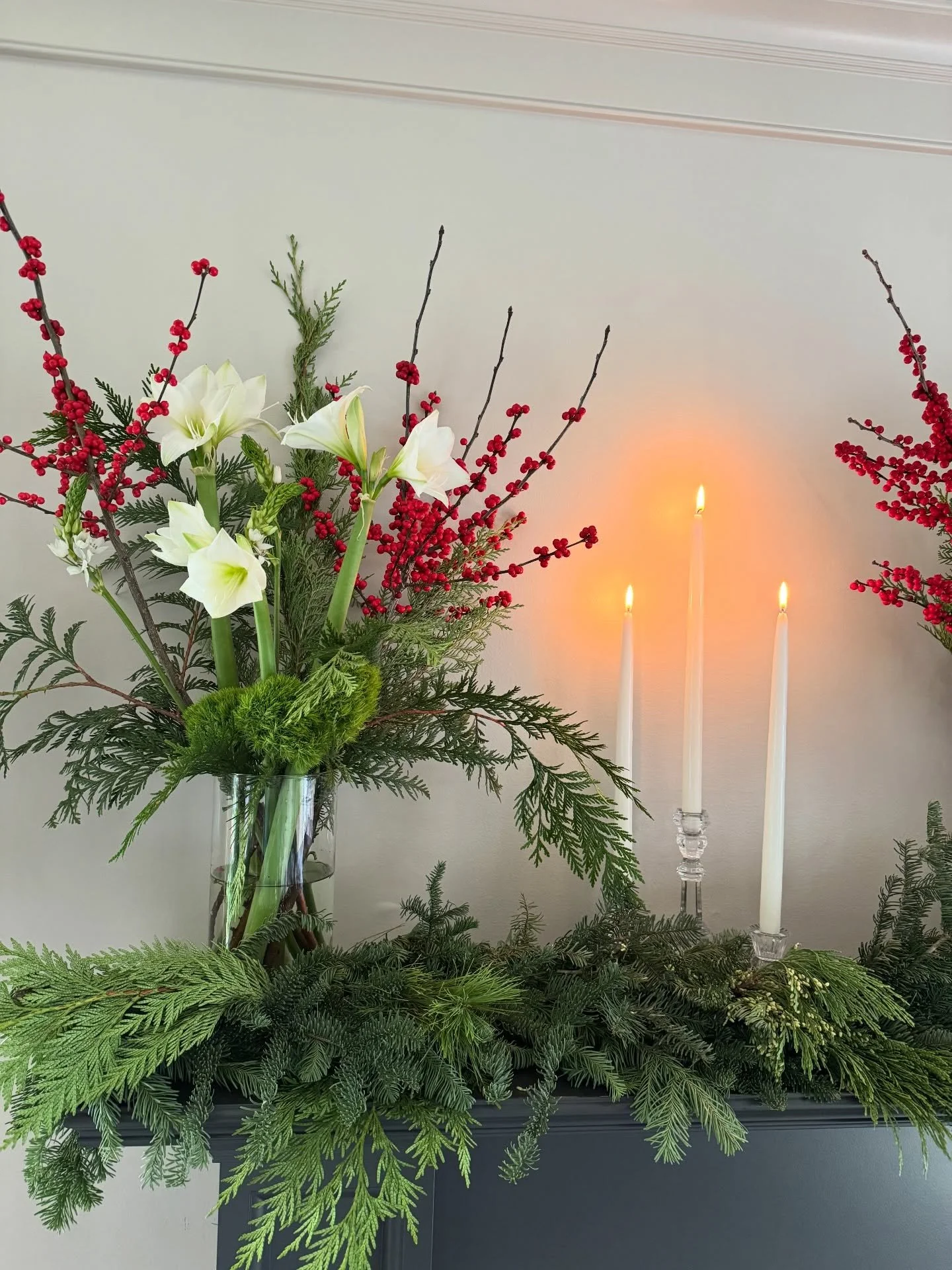 Born on December 20th with the middle name No&euml;l&hellip; I think it&rsquo;s safe to say the holiday spirit is literally in my DNA. 🎄✨

I had so much fun helping this client with the flowers/decor for her holiday party. Fa la la la la la la la la