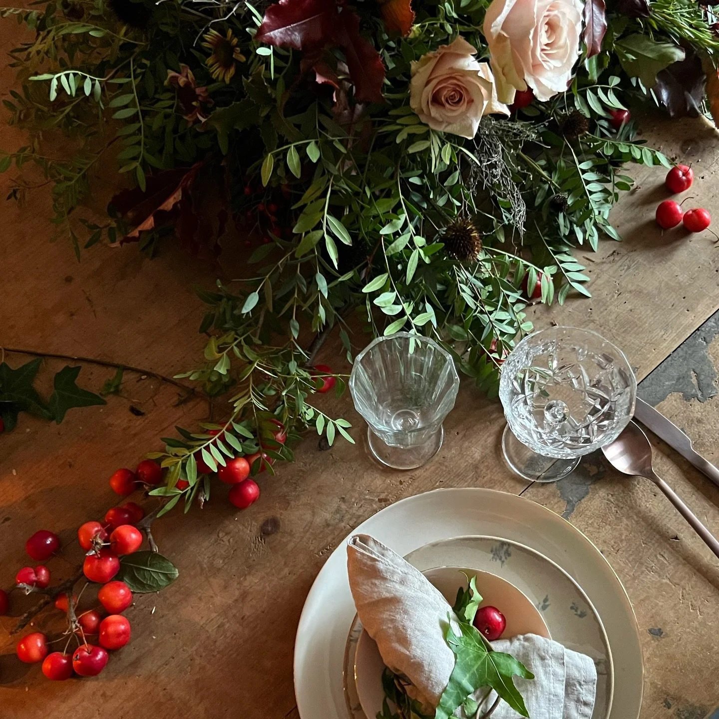 I believe that small touches&mdash;like those tiny crab apples&mdash;are the best way to bring the peace of nature indoors during the holidays.

Wishing everyone a peaceful and merry Christmas Eve. Stay cozy and bright! ✨

These photos taken from a g