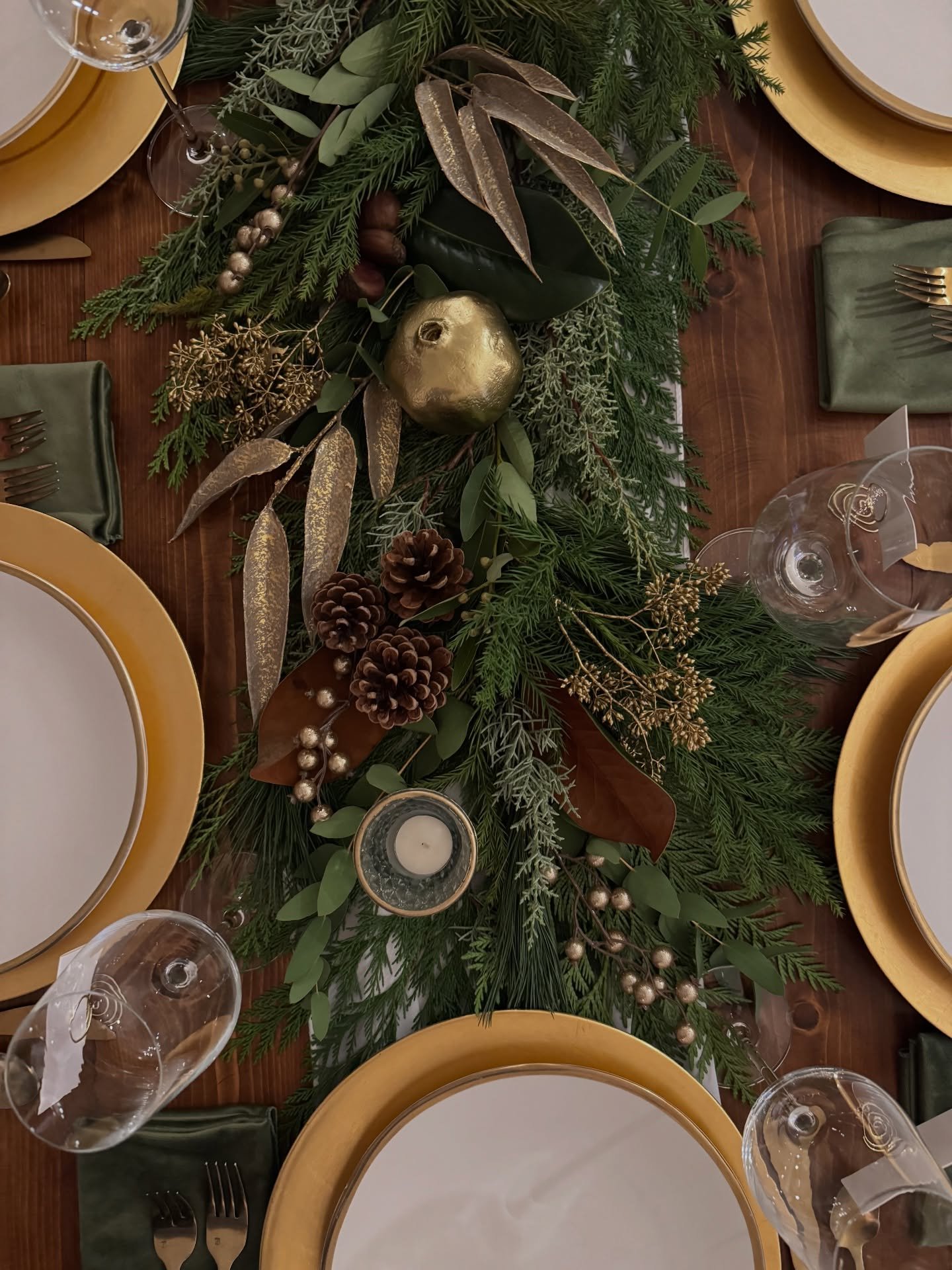 Are you entertaining on New Year&rsquo;s Eve? This recent tablescape I created for a December gathering would be perfect for a NYE celebration! It&rsquo;s the ideal mix of organic warmth and golden glamour.

Here is the recipe:

🌿 The Base: A crisp 