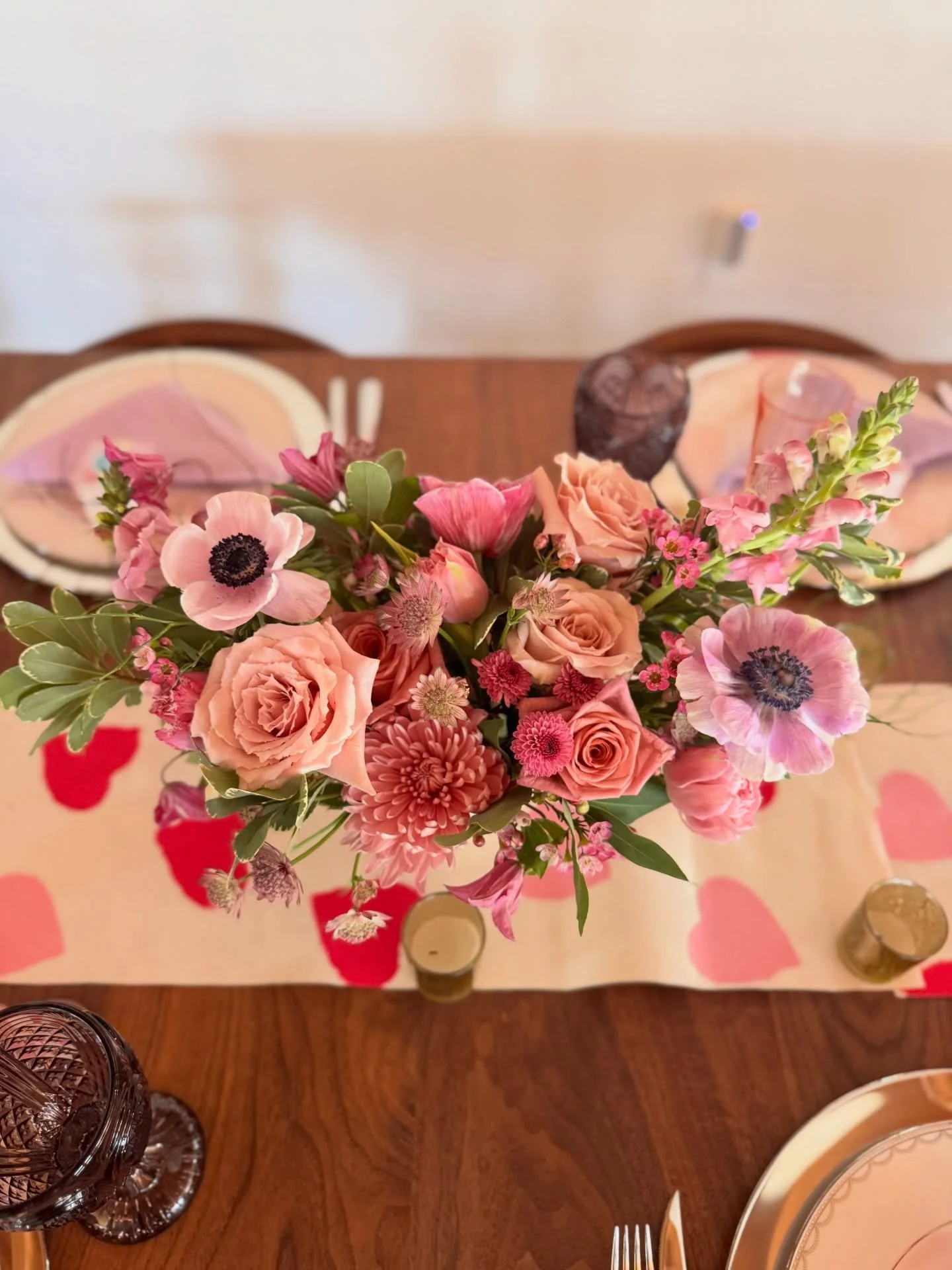 SO fun to create the florals for this client&rsquo;s SWEET Galentine tablescape! If you want to show some love to your gal pals, order today! 

Pre-orders close tomorrow, 2/8.💕💕💕

#galentinesparty #galentinesdayparty #galentinesgift