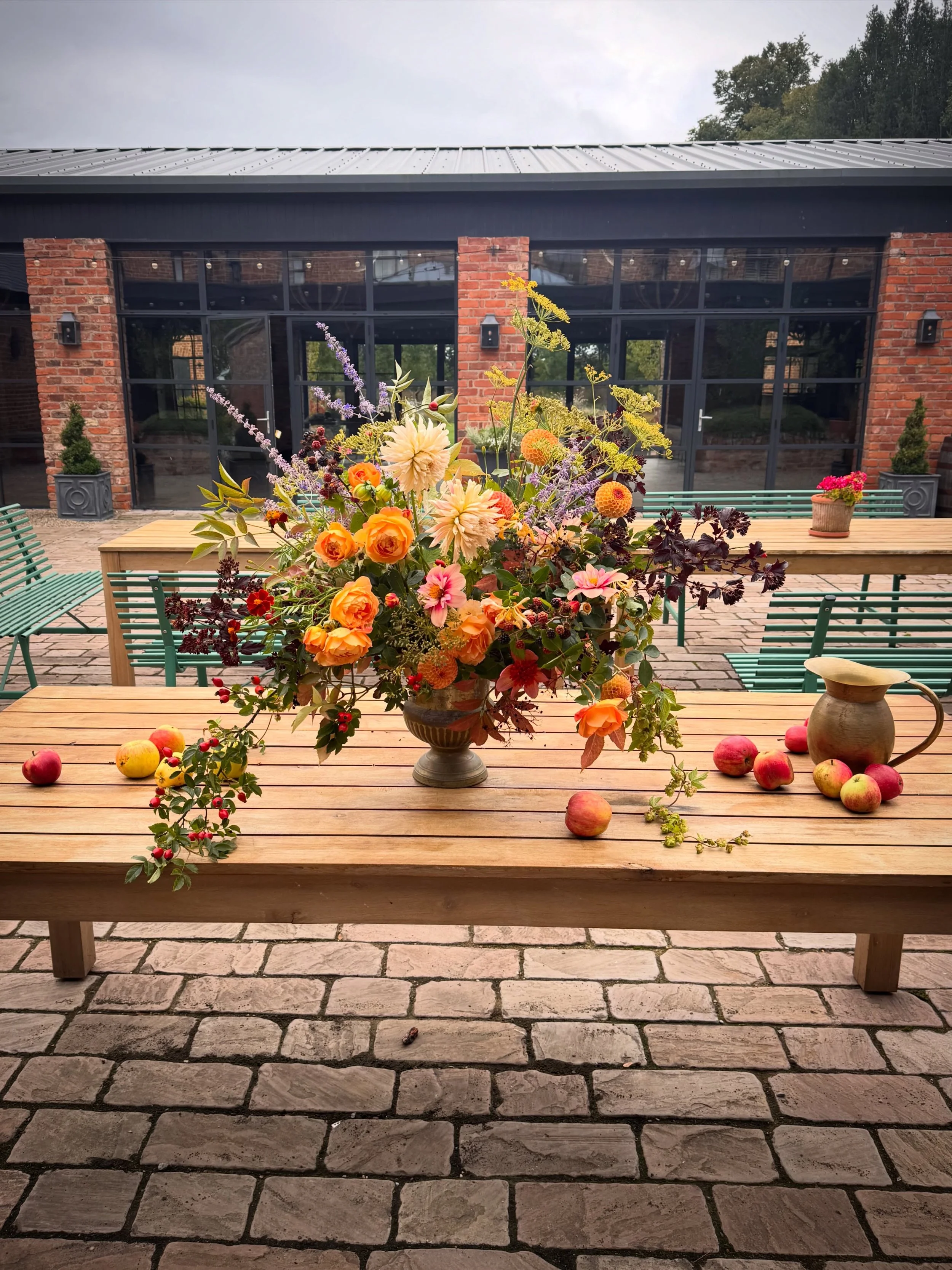 The Floral Photography retreat with Janne Ford and Jamie Jamison at @hutton_wandesley_stables was a total dream! I took way too many photos for just one post, so I&rsquo;m sharing them in a few parts.

Part 1: A sense of PLACE. 🌿
To me, context is e