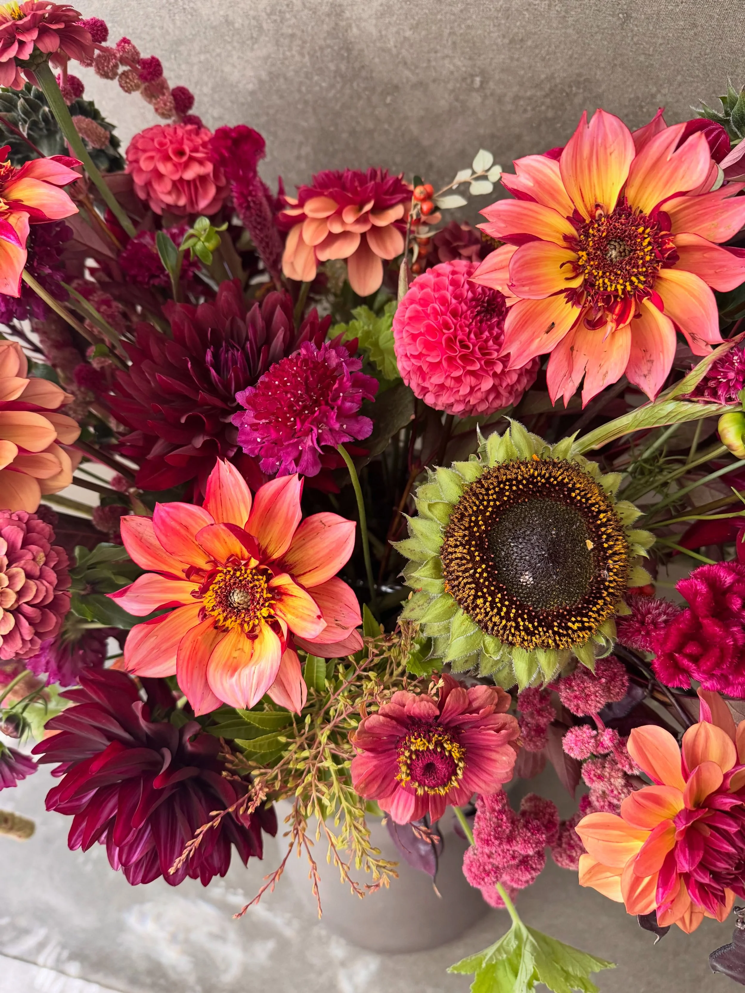 Embracing fall to the fullest with this one. When deciding on a color palette, I let the flowers tell me what direction to take&mdash;starting with my favorite and choosing her &lsquo;friends.&rsquo; Which one do you think I started with? Hint, she a