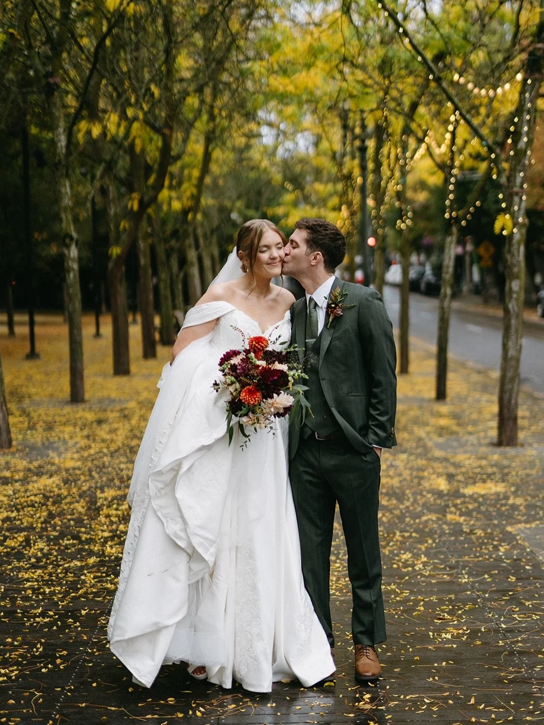 Aren&rsquo;t autumn weddings the best? 🍂 Just thinking back to Carsen and Edward&rsquo;s special day last October. We lucked out with the last dahlias of the season! @raindropfarms 

Stellar Photography by @princessraya