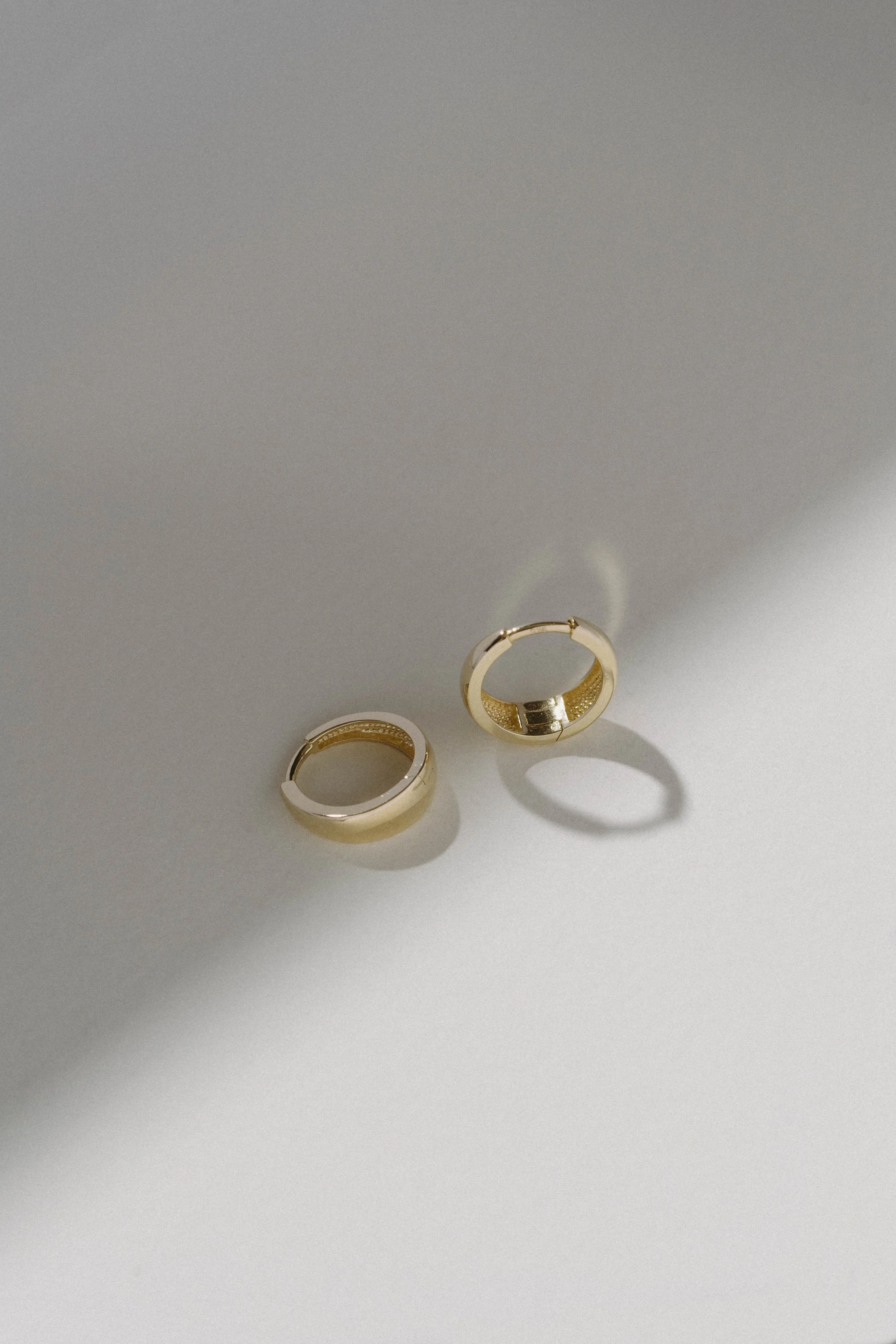 Tapered huggie - 9ct solid gold