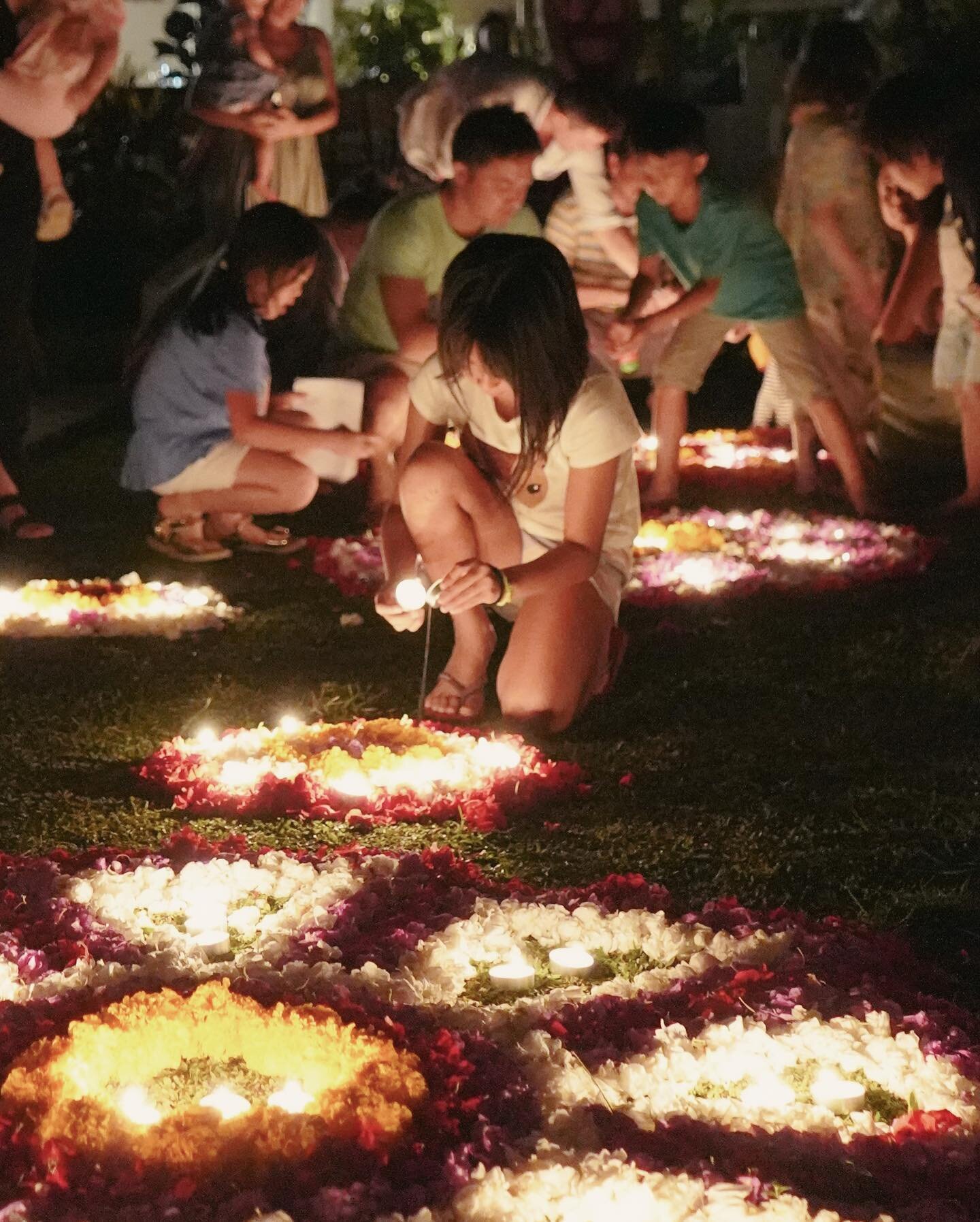 A moment of togetherness and sustainability 🕯️🌿 Our guests joined in lighting up candles on the beautiful mandala creation during Susta Festa - Earth Hour celebration at Mana Earthly Paradise