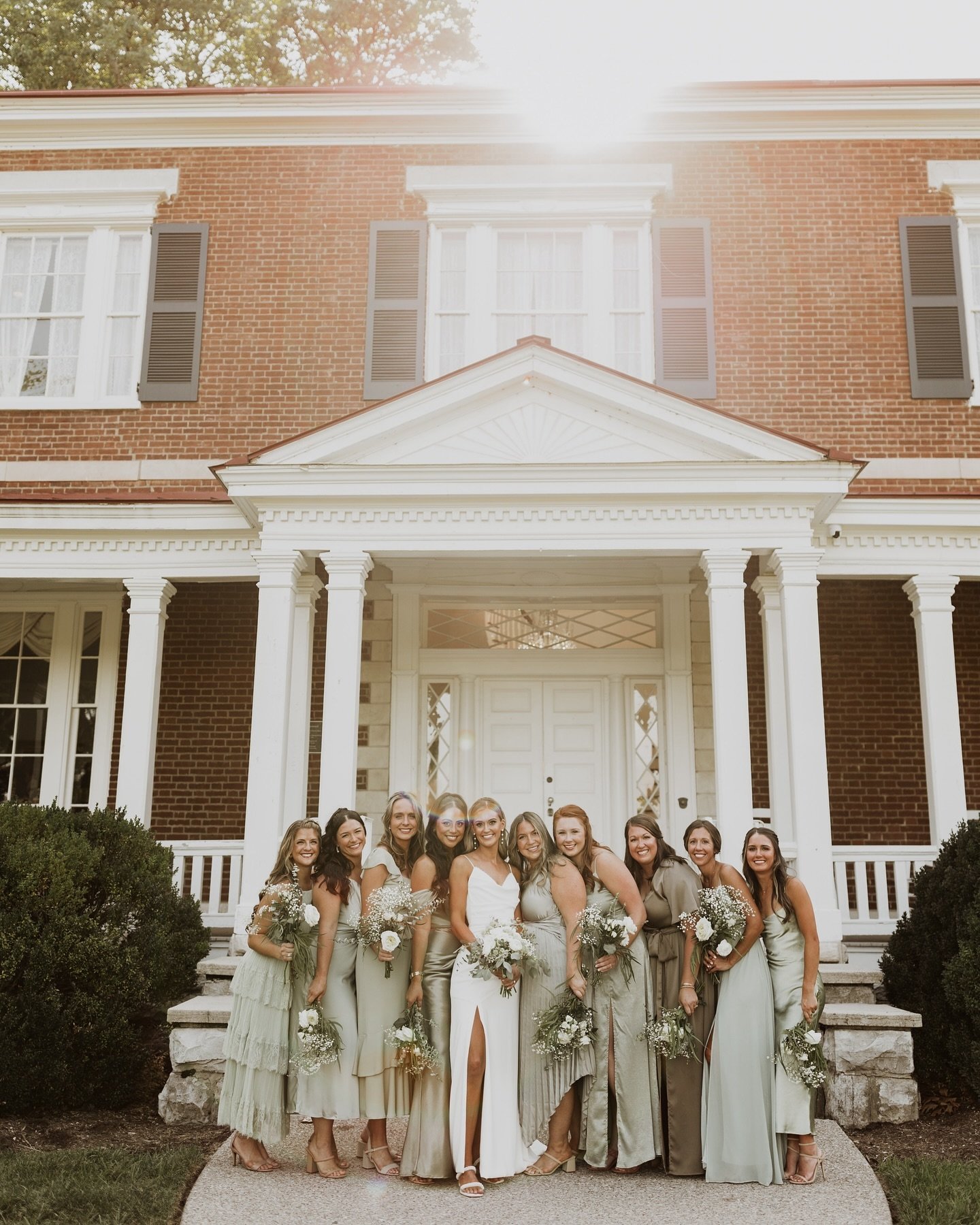 Emma and her bridesmaids ✨

Venue: @ravenswoodmansion 
Planner: @haveanepiphanyllc 
Caterer: @edleysbbq 
Florals: @fiftyflowers + @bellesfleursdesigns 
Cake/dessert: @eastparkdonutsandcoffee
DJ: @emeraldempireband