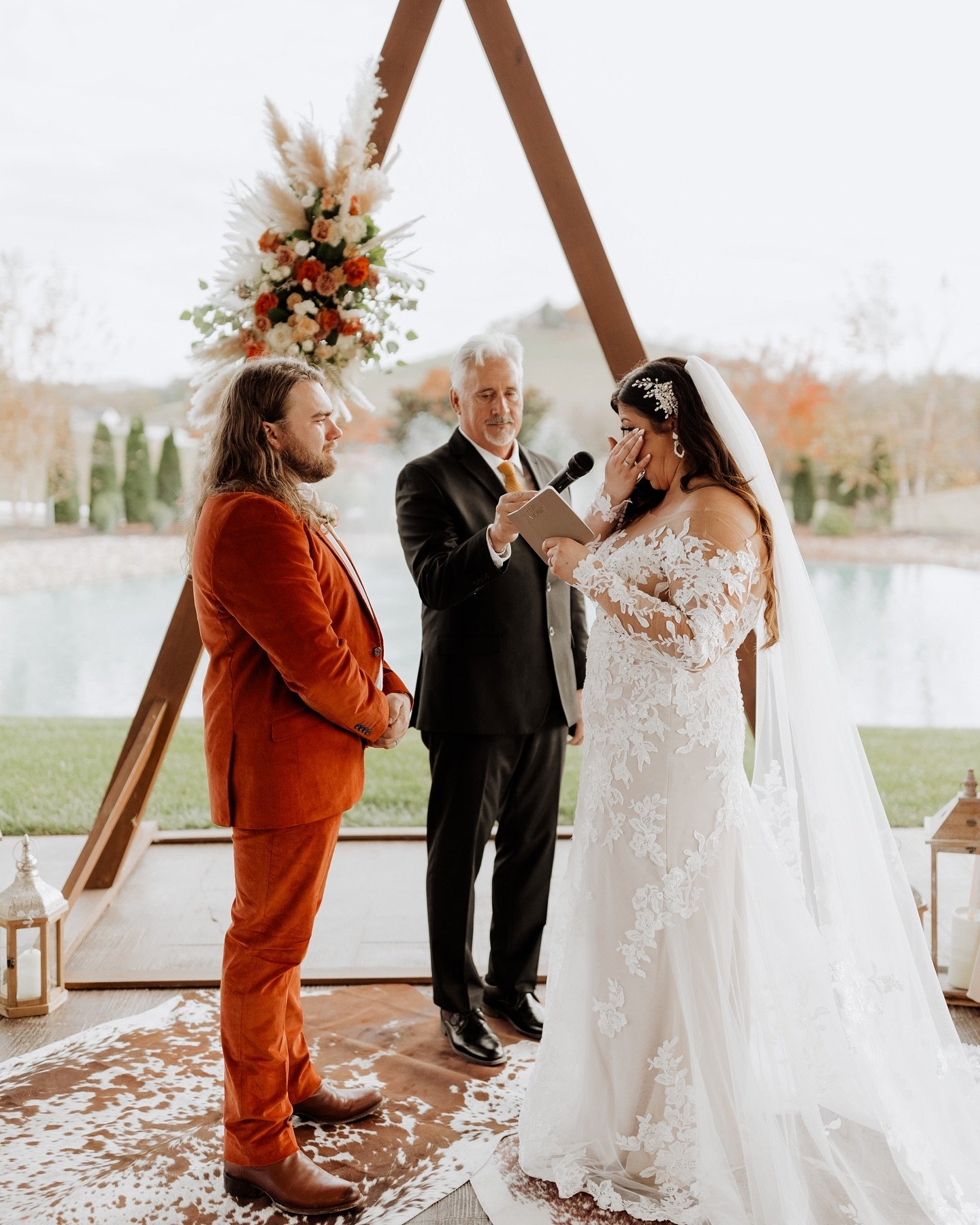 The most perfect day with Jon + Kristy 👌🏻

The dream team 👇🏻

Venue: @thewhitedovebarn 
Planner: @chloespry 
Florist: @petal.barn 
Caterer: @saltysisterstn @alleyonmain 
HMU: @lipsandlocksnashville 
Band: @midwestriders_