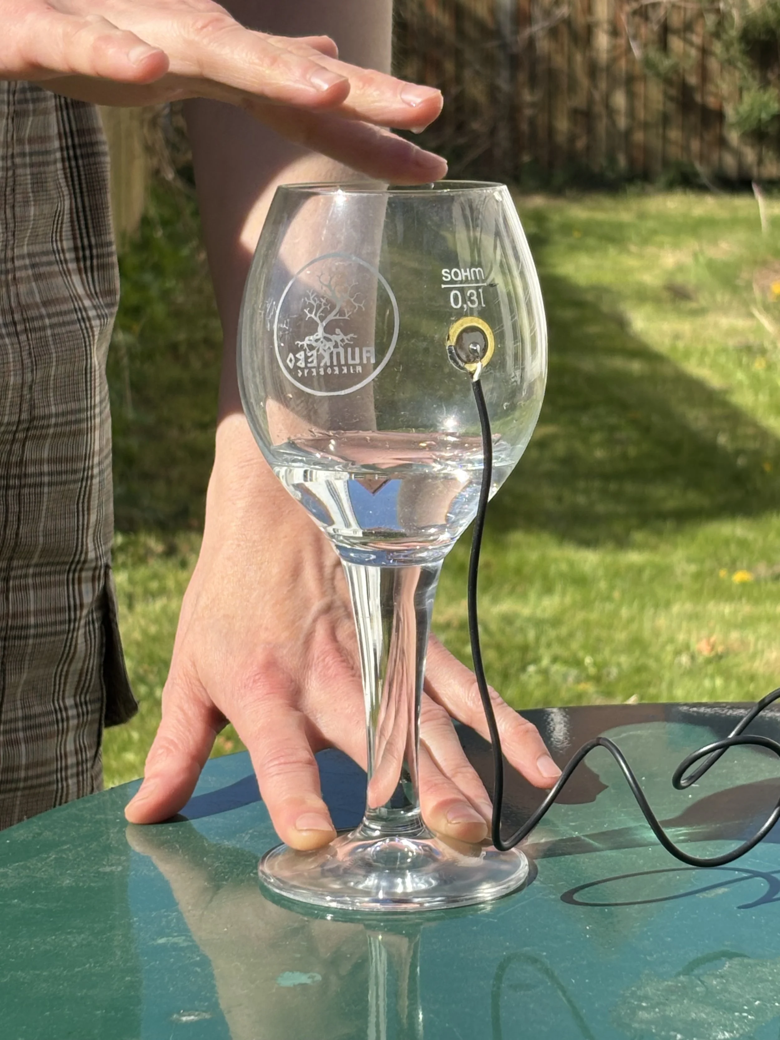 Lyden af glas: lyttedemonstration med besøgende kunstner Maj Kjærsig