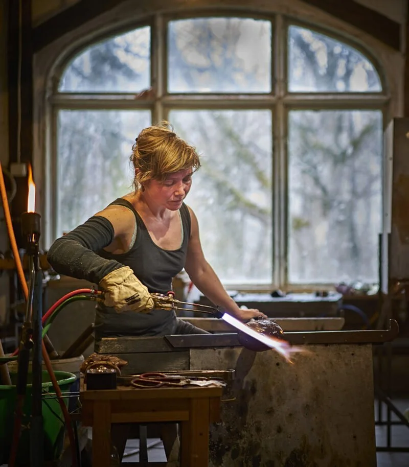 Kunstnerbesøg i Pinsen: Karen Nyholm & Trine Drivsholm arbejder i Glas VÆRKSTED