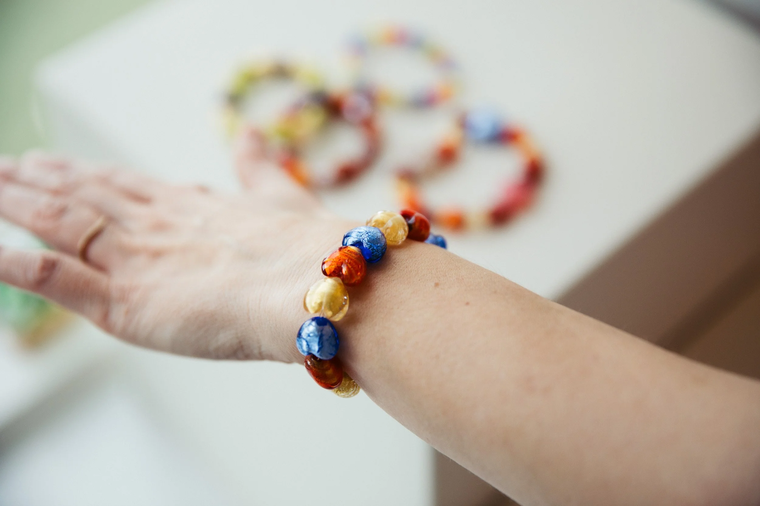 DIY armbånd og nøgleringe af glasperler (alle dage)