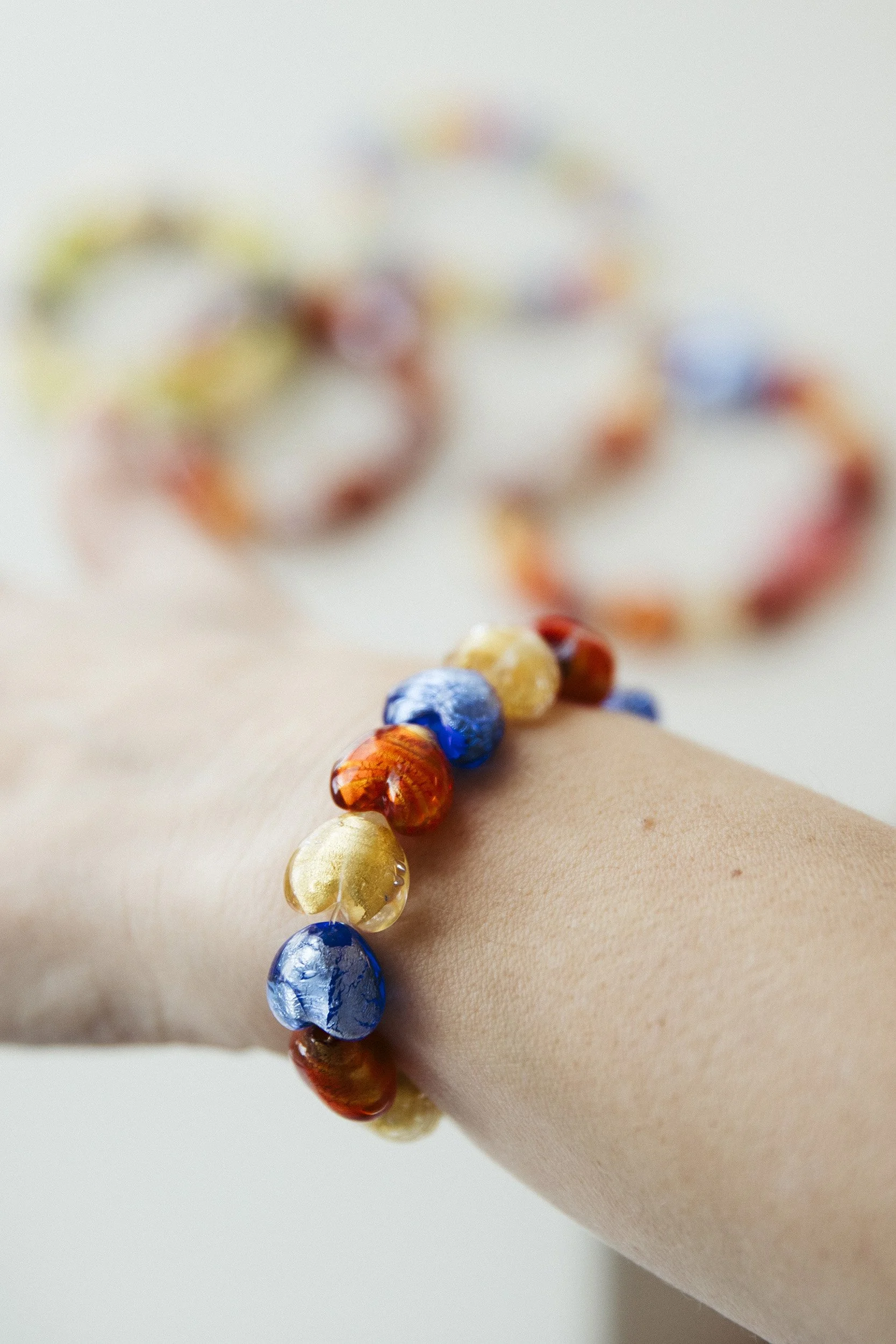 20251008-glasperler-perlesmykker-armbånd-diy--foto-kasper-palsnov-3.jpg