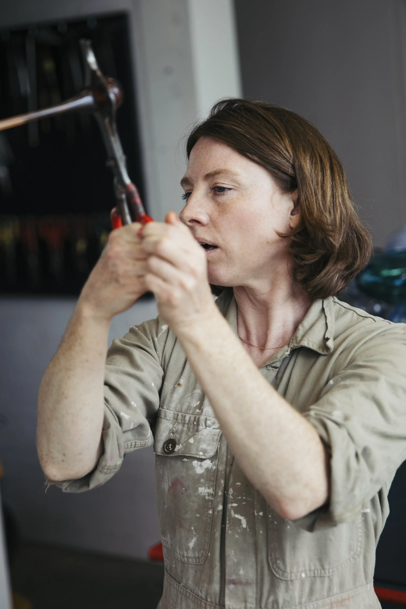 Tove Storch i glasværksted. Foto: Kasper Palsnov
