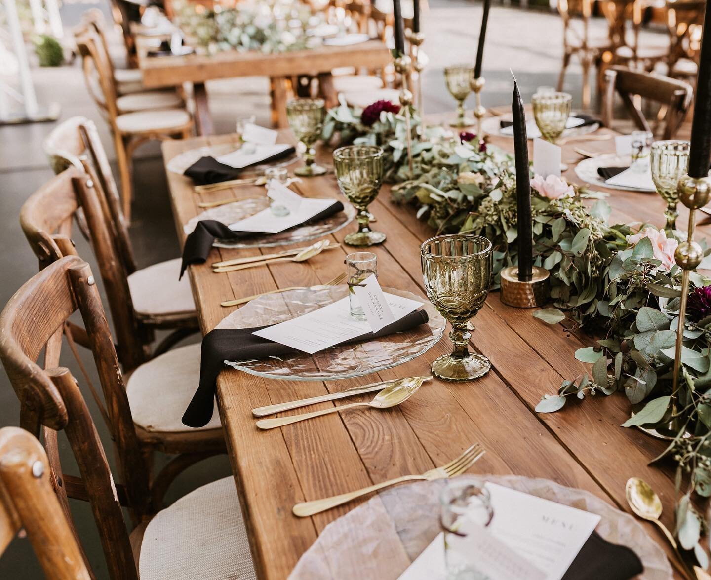 Una decoraci&oacute;n natural pero con esos toques interesantes de dorado y negro me encantan! 
Los detalles S&Iacute; importan, crear un concepto para tu boda es super importante y te servir&aacute; para la elecci&oacute;n de colores, materiales y t