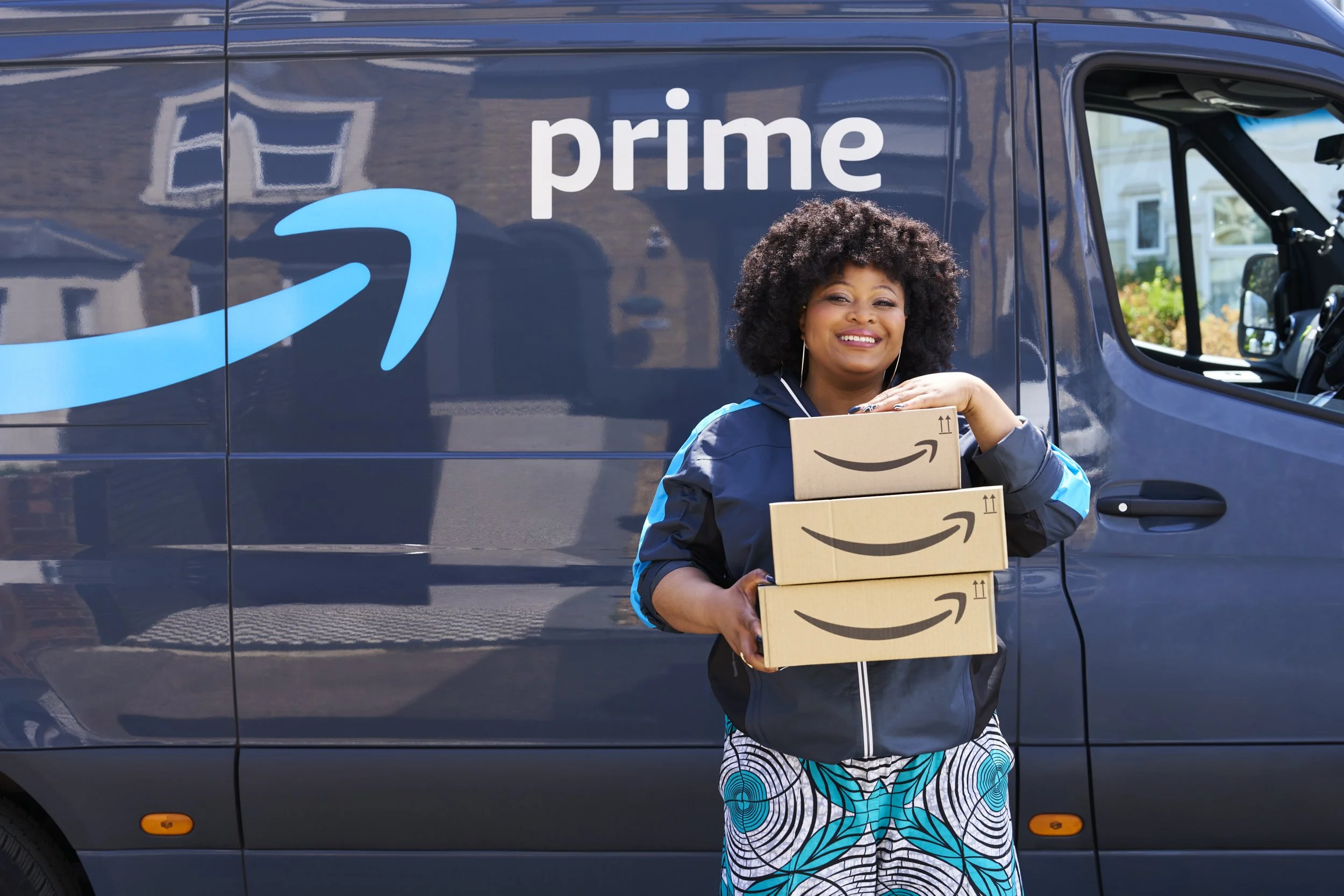26.05.27_AMAZON PRIME_GBEMI_IN FRONT OF THE VAN_149_Retouched.jpg