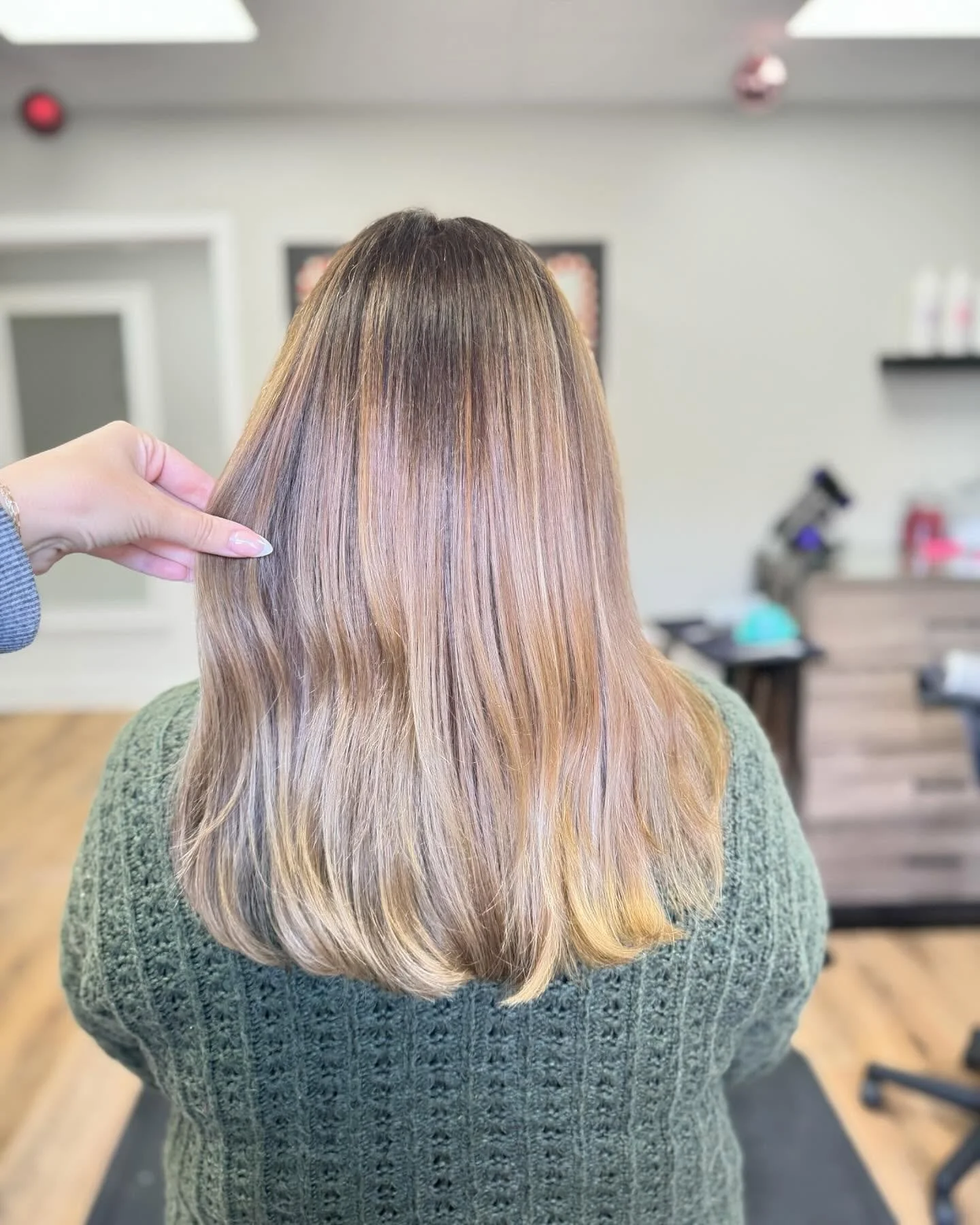 ✨Balayage &amp; Root Melt✨
&bull;
&bull;
&bull;
&bull;
&bull;
#blendedbalayage #balayage #brunettebalayage #behindthechair #frankfortil #mokenail #newlenoxil #redken