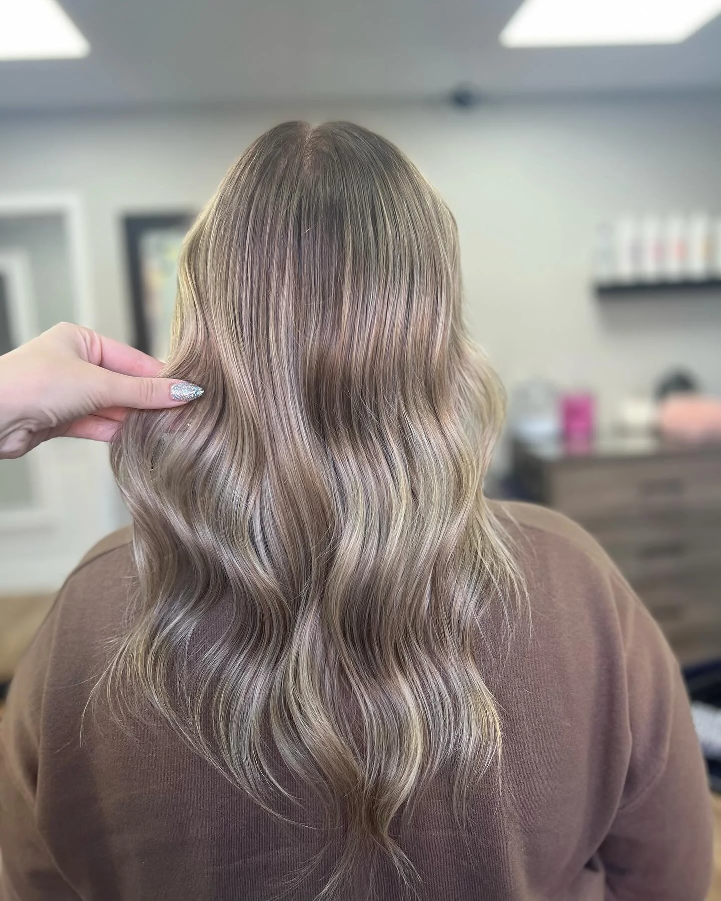 ☃️Full Lowlight and Root Melt☃️
&bull;
Of course I forgot a before picture so the best I could do is a recent selfie&hellip; lol!
&bull;
Be sure to book your holiday appointment! Days are booking up quick🤗
&bull;
&bull;
&bull;

#redken #redkenshades